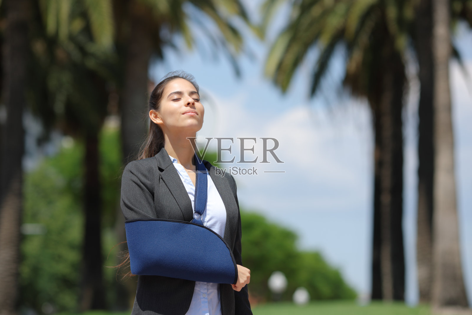 正在康复的高管在公园里呼吸新鲜空气照片摄影图片