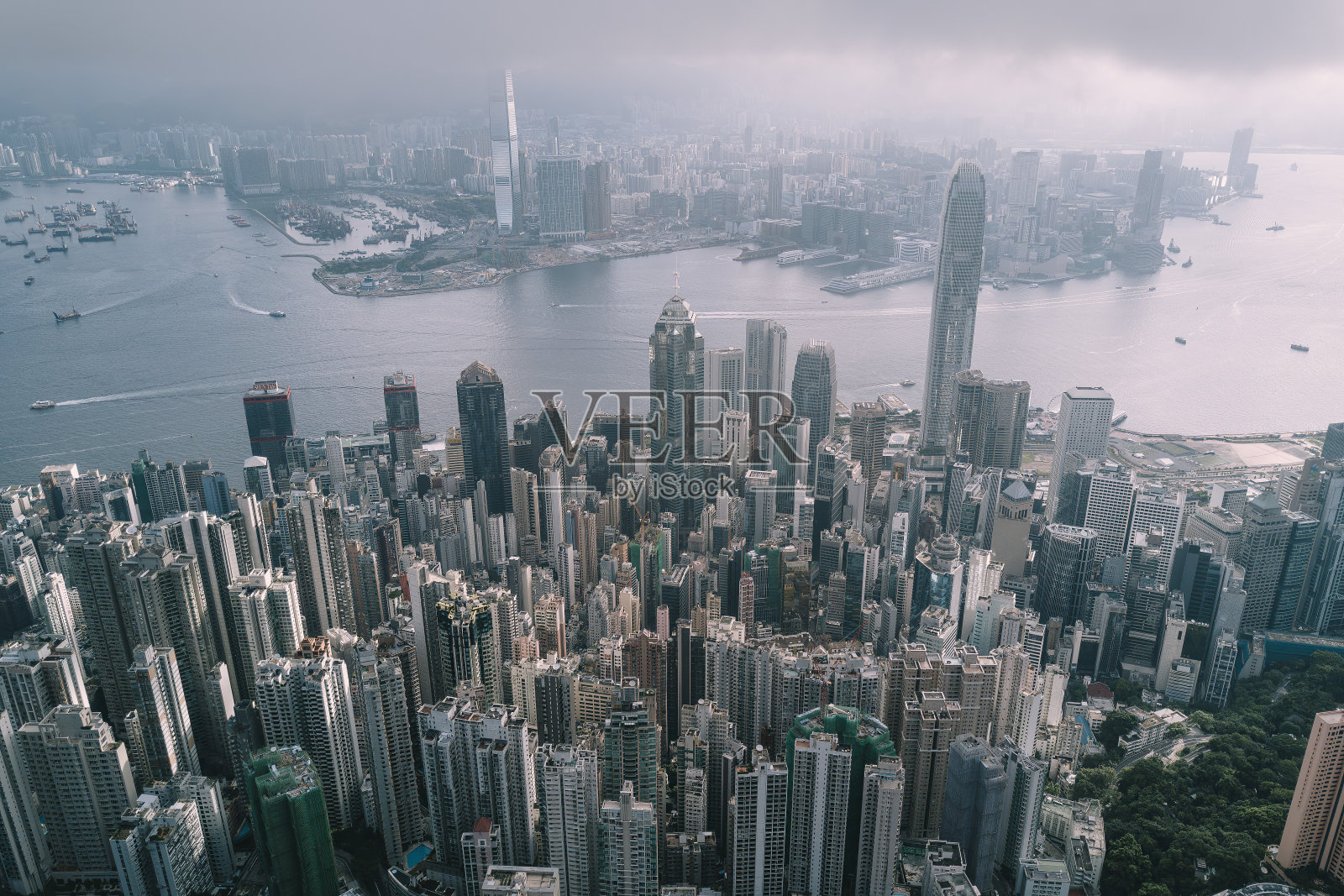 阴天下的香港城市鸟瞰图照片摄影图片