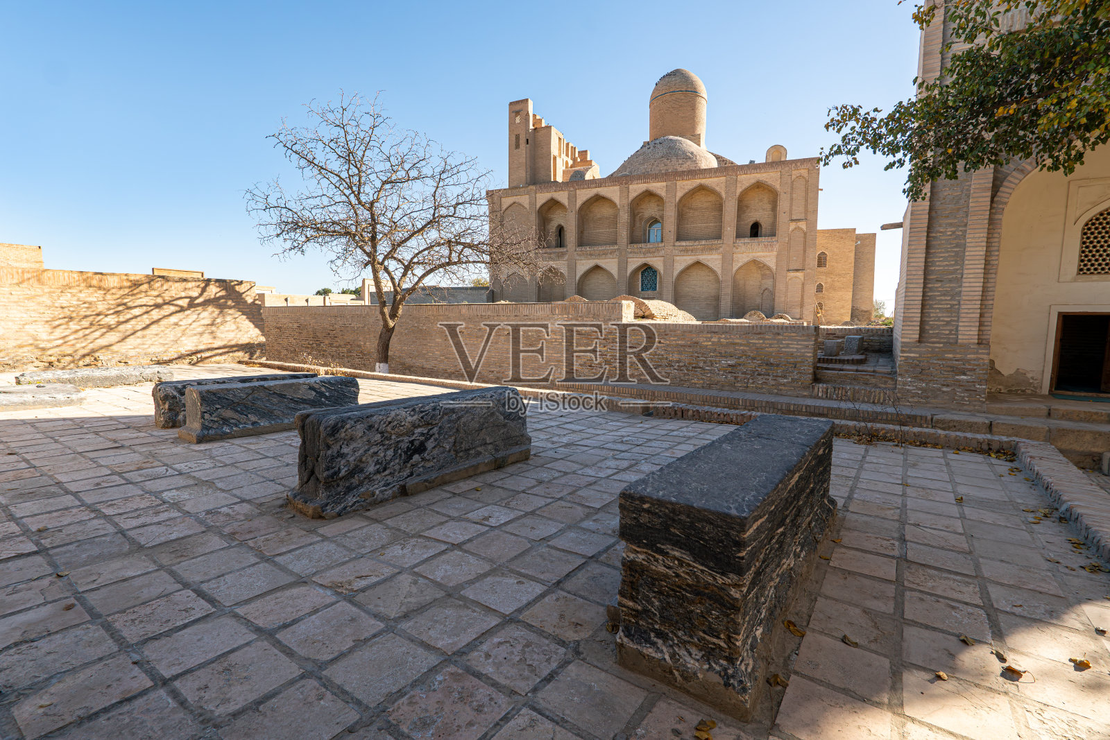 乌兹别克斯坦布哈拉，Chor Bakr纪念建筑群中的中世纪穆斯林陵墓全景图照片摄影图片