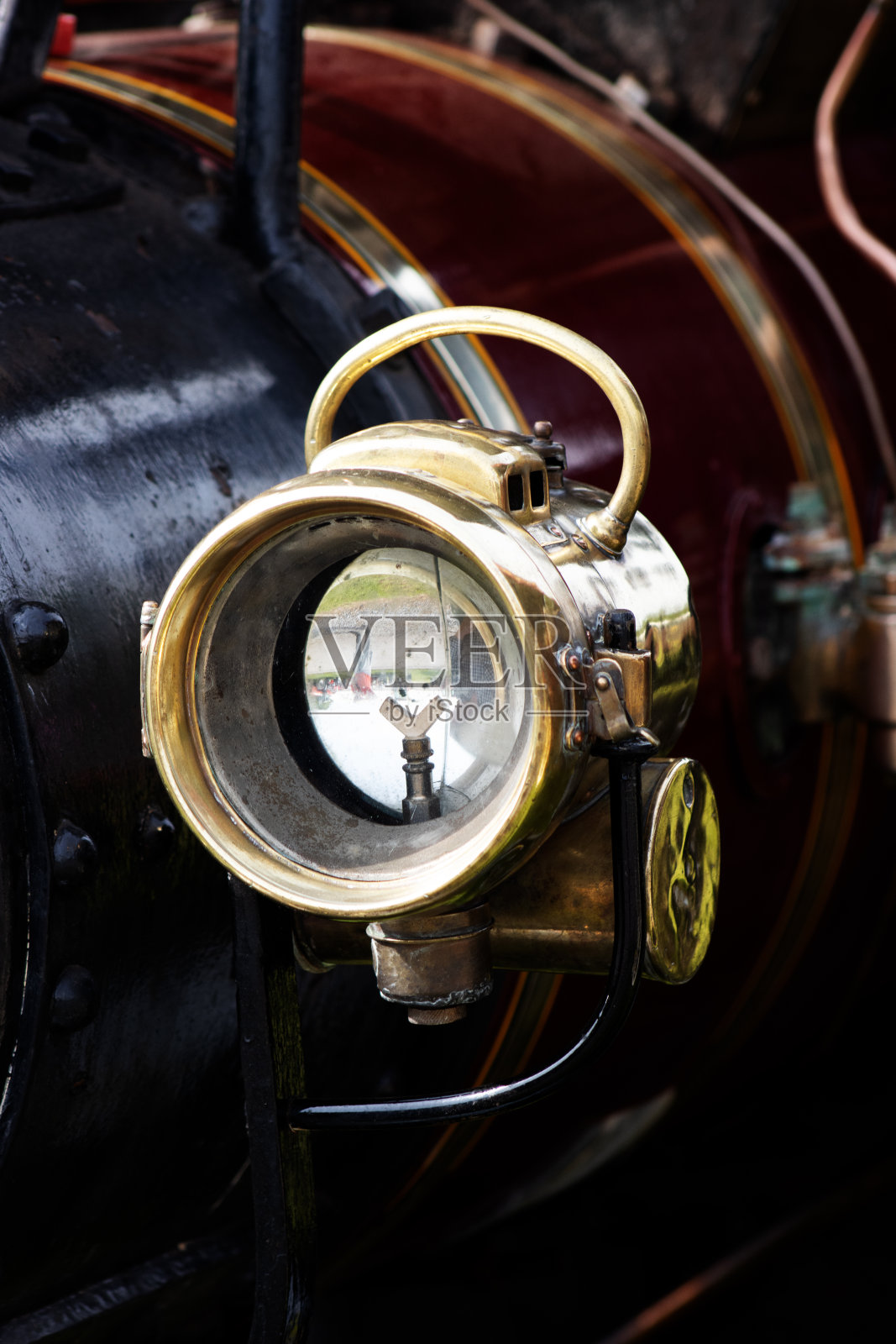 近距离细节勃艮第和黑色牵引发动机或蒸汽动力拖拉机照片摄影图片