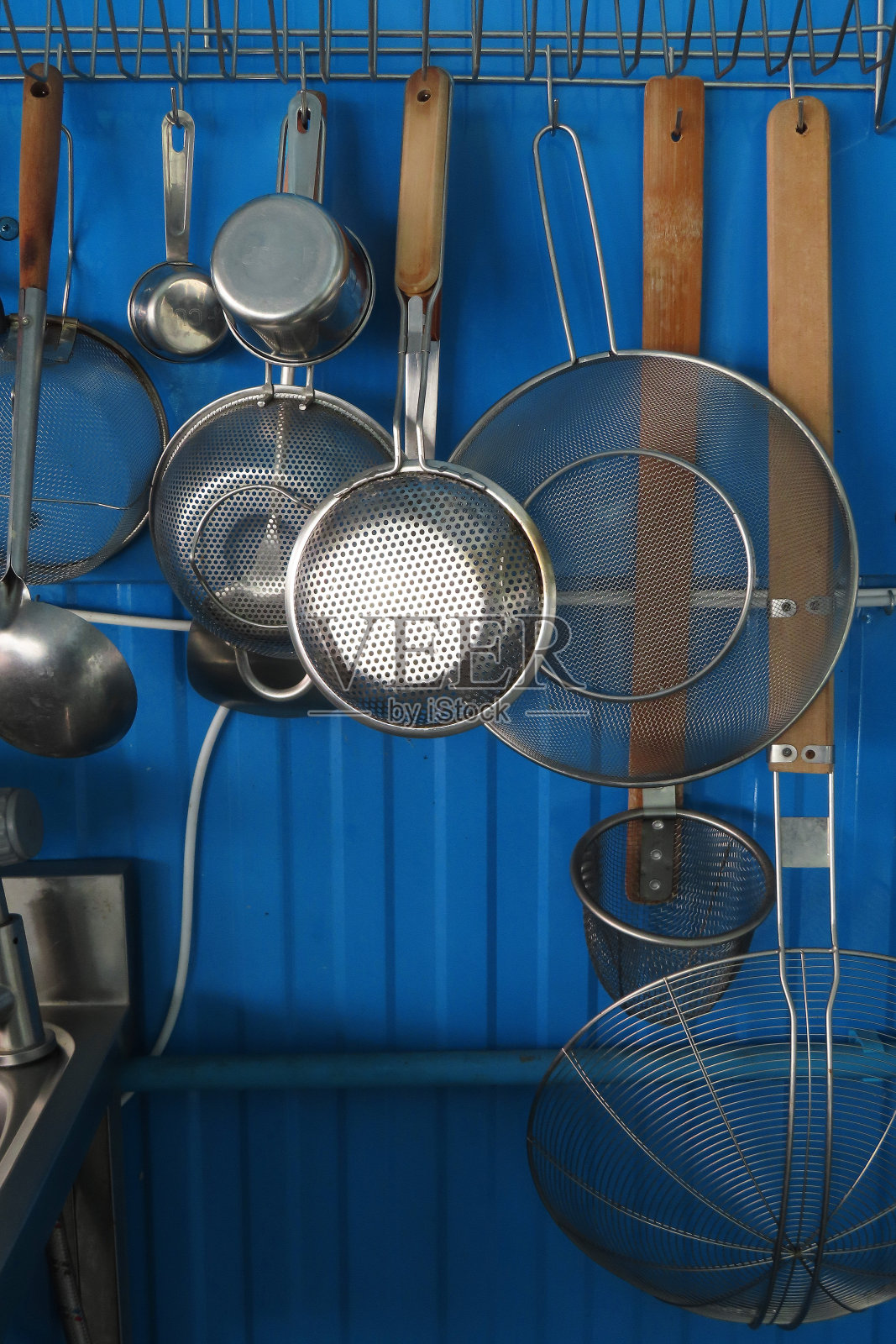 厨房用具挂在架子上，曼谷，泰国。照片摄影图片