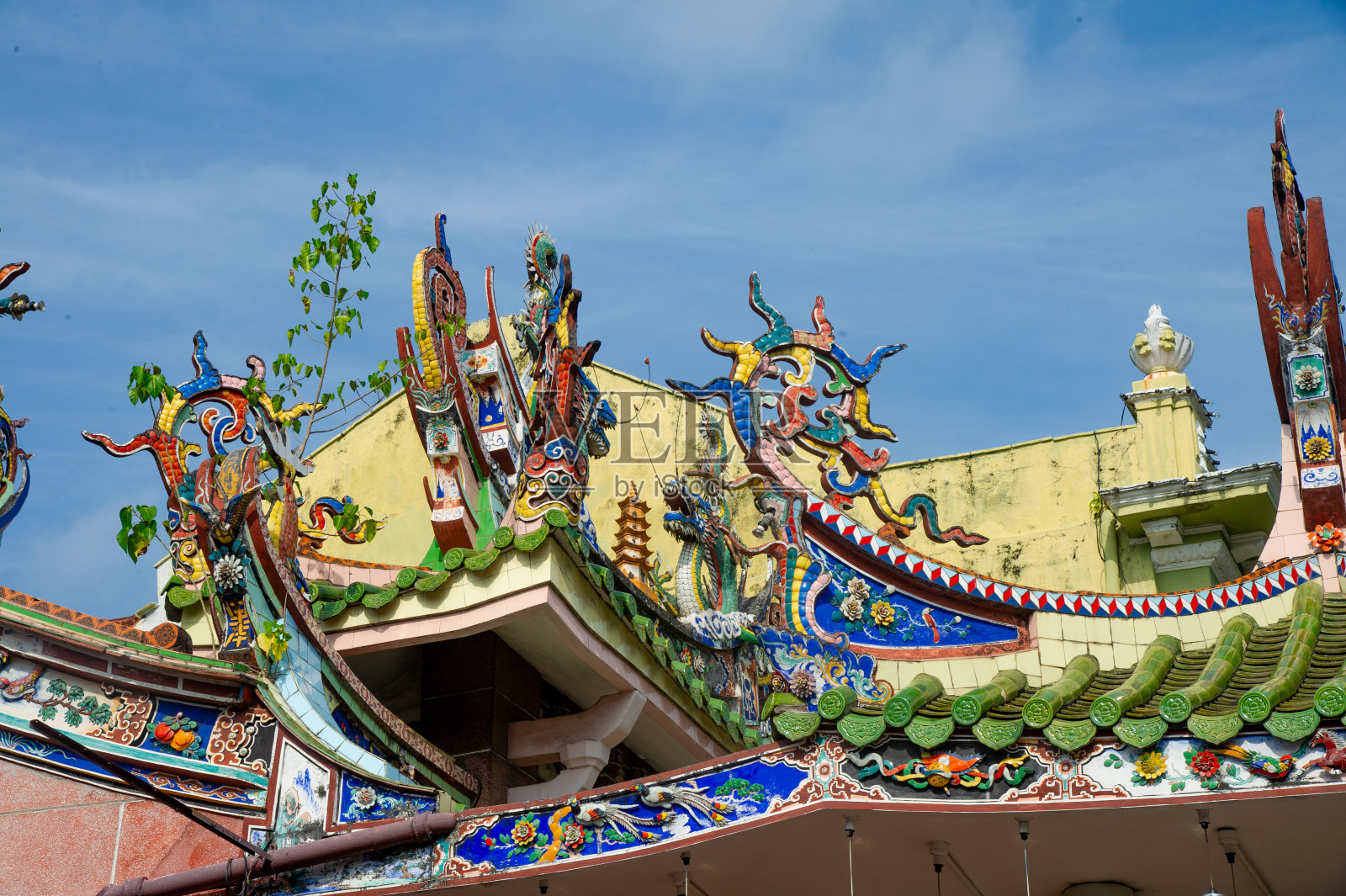 马来西亚槟城非常色彩缤纷的屋顶寺庙照片摄影图片