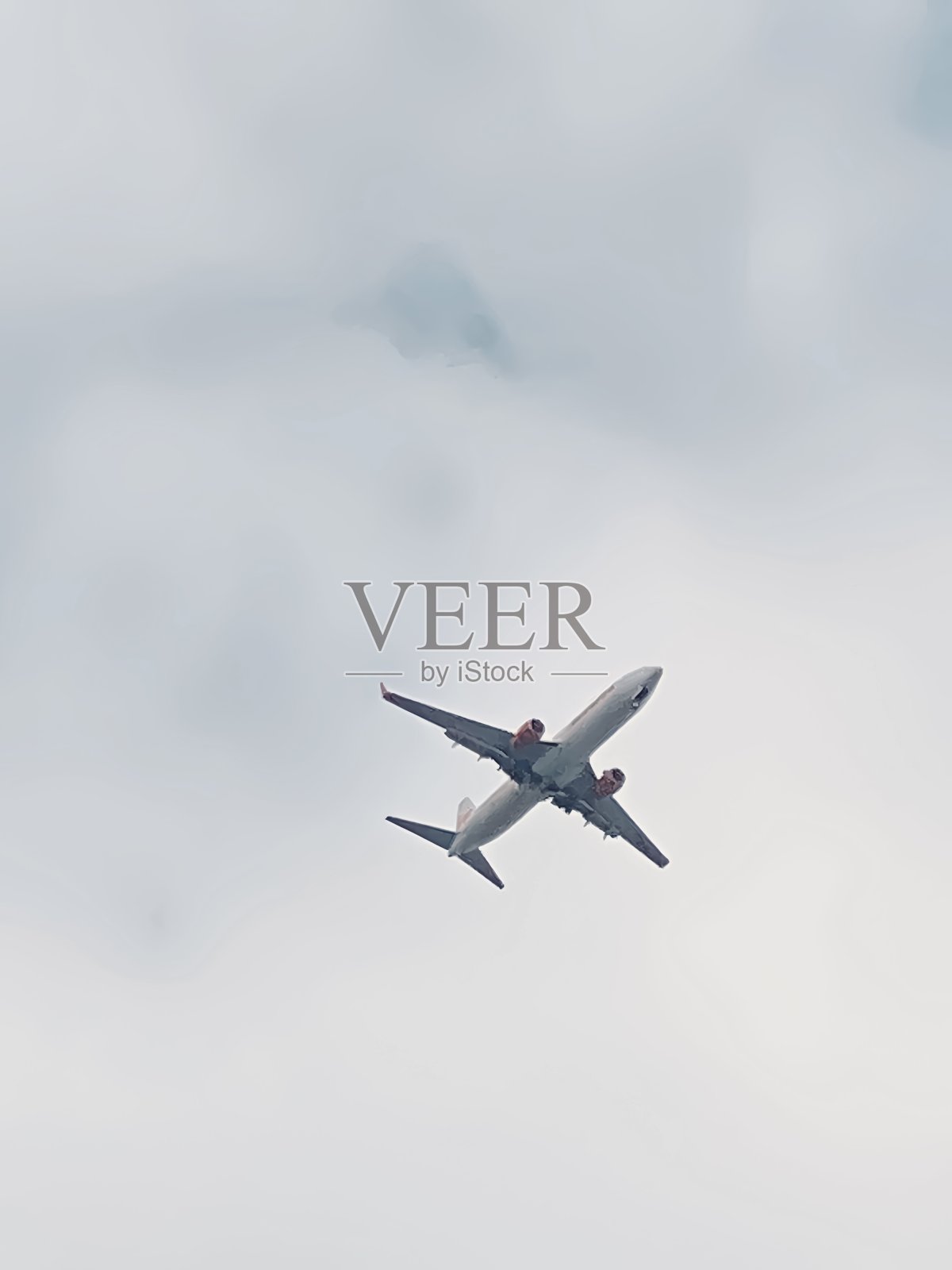 从下面拍摄一架飞行中的飞机照片摄影图片