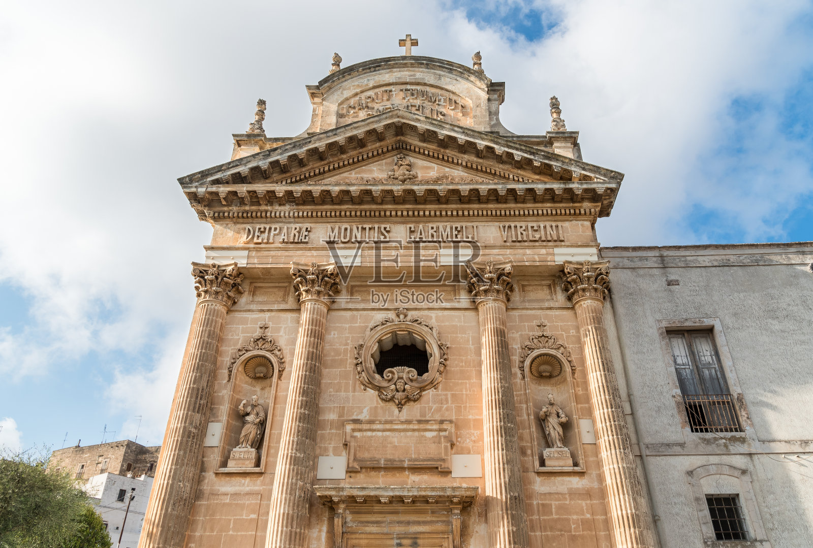 意大利普利亚布林达西省奥斯图尼的圣弗朗西斯科教堂照片摄影图片