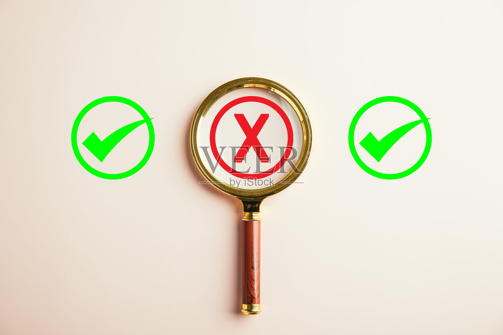 拿着放大镜的手象征着商业决策照片摄影图片