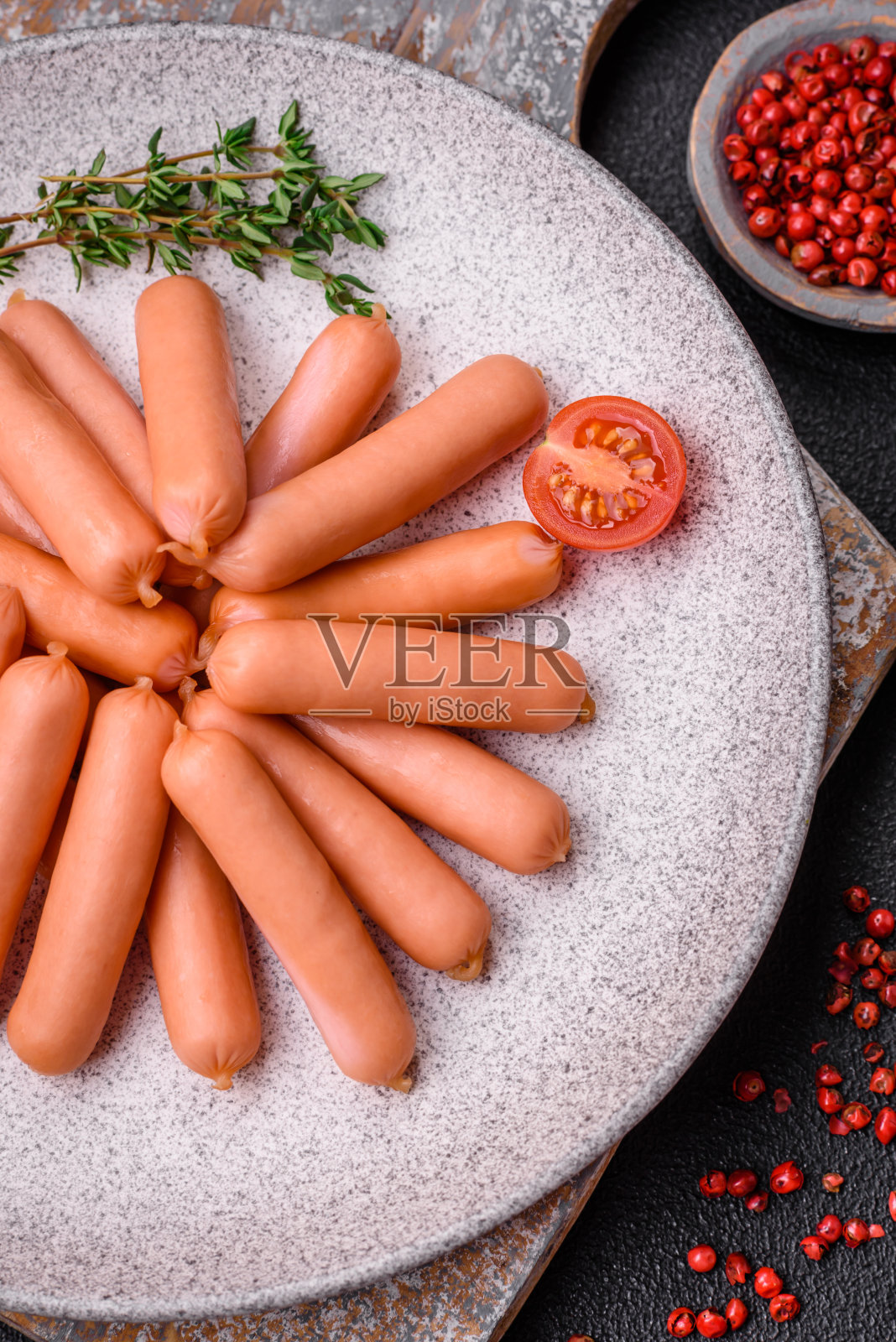 美味的小香肠配上盐、香料和香草照片摄影图片