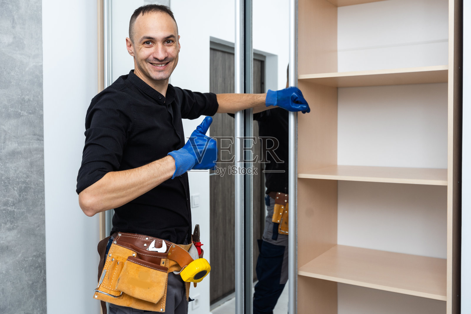 这个人从事修理和家具组装照片摄影图片