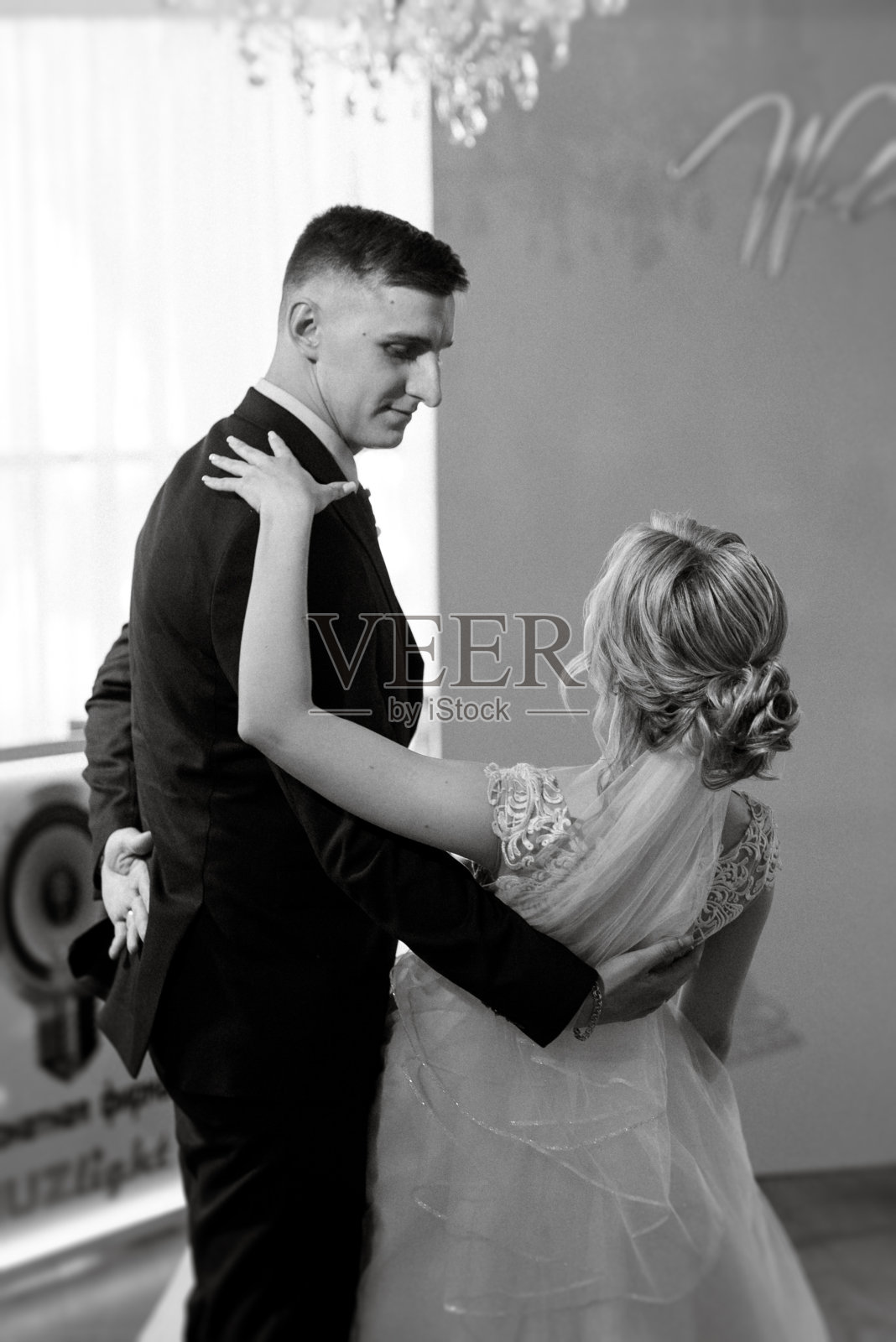 新娘和新郎的第一次婚礼舞蹈照片摄影图片