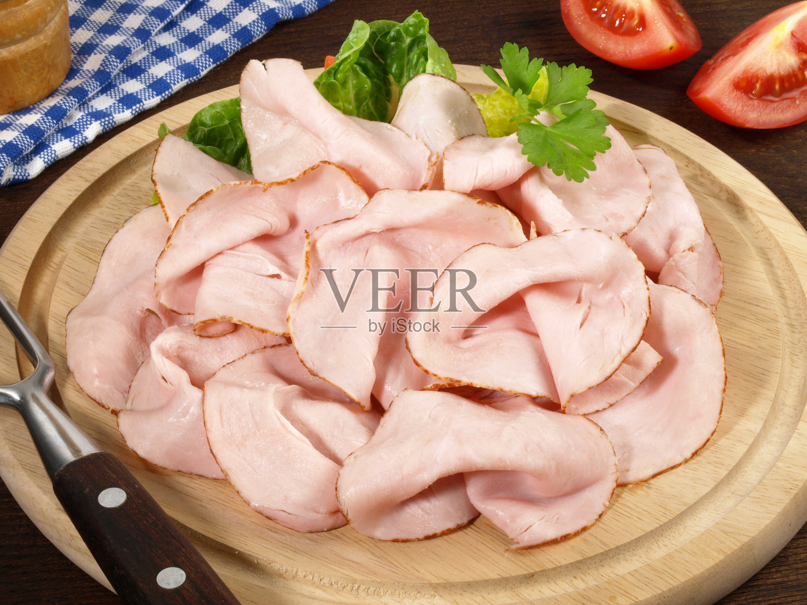 木盘上的熟火腿片照片摄影图片