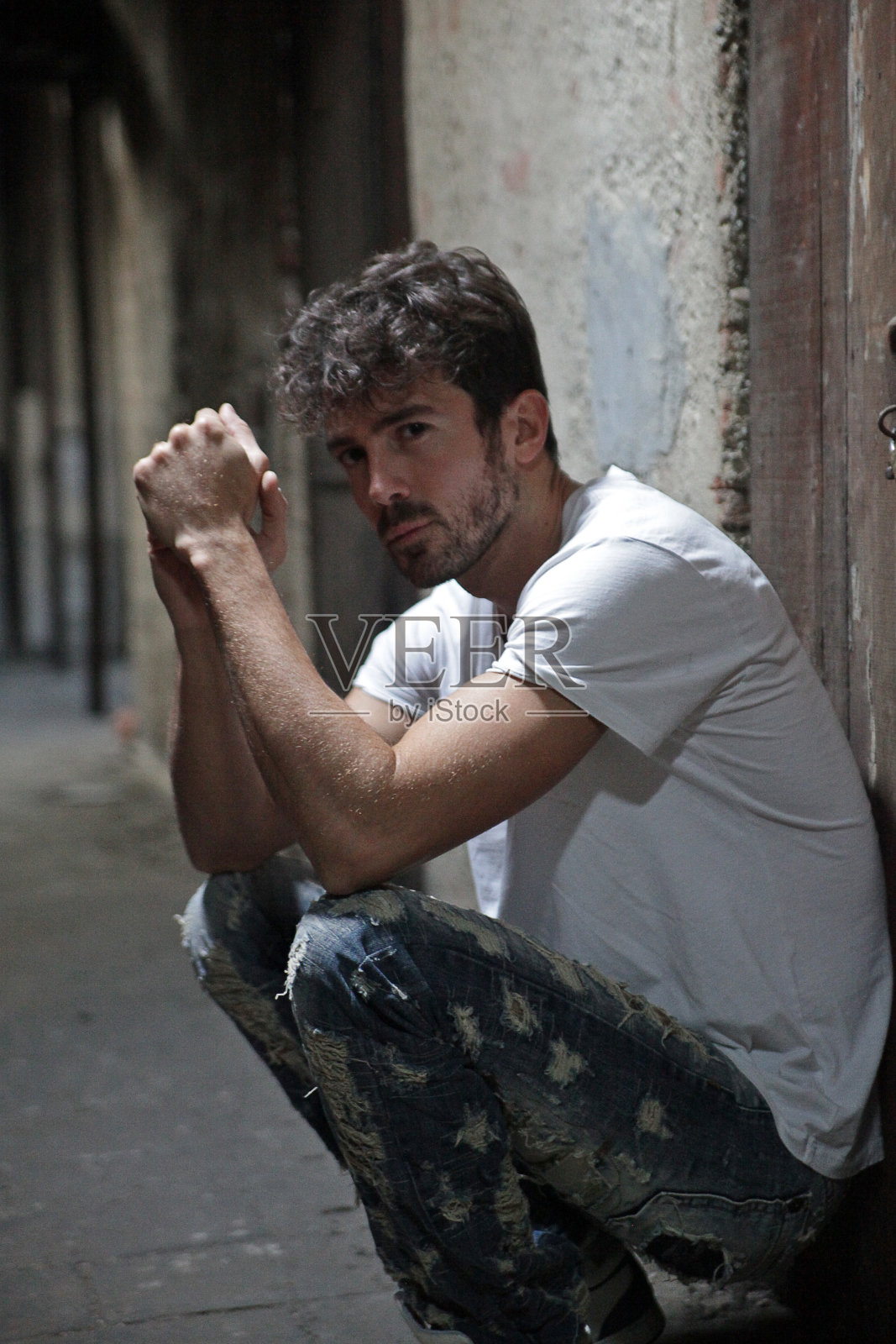 阁楼上的性感男人照片摄影图片