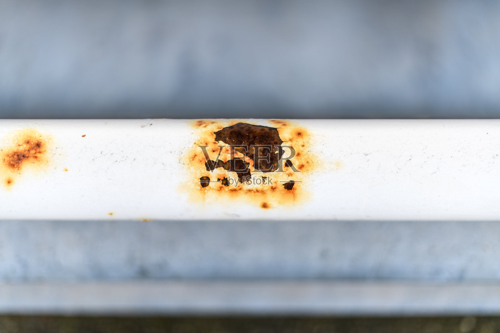 意大利小镇的城市细节:生锈的管道照片摄影图片