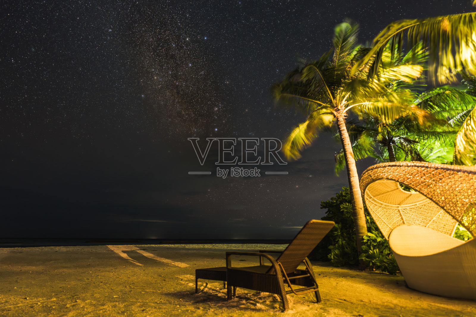 在马尔代夫的Baa环礁，令人惊叹的夜空照片摄影图片