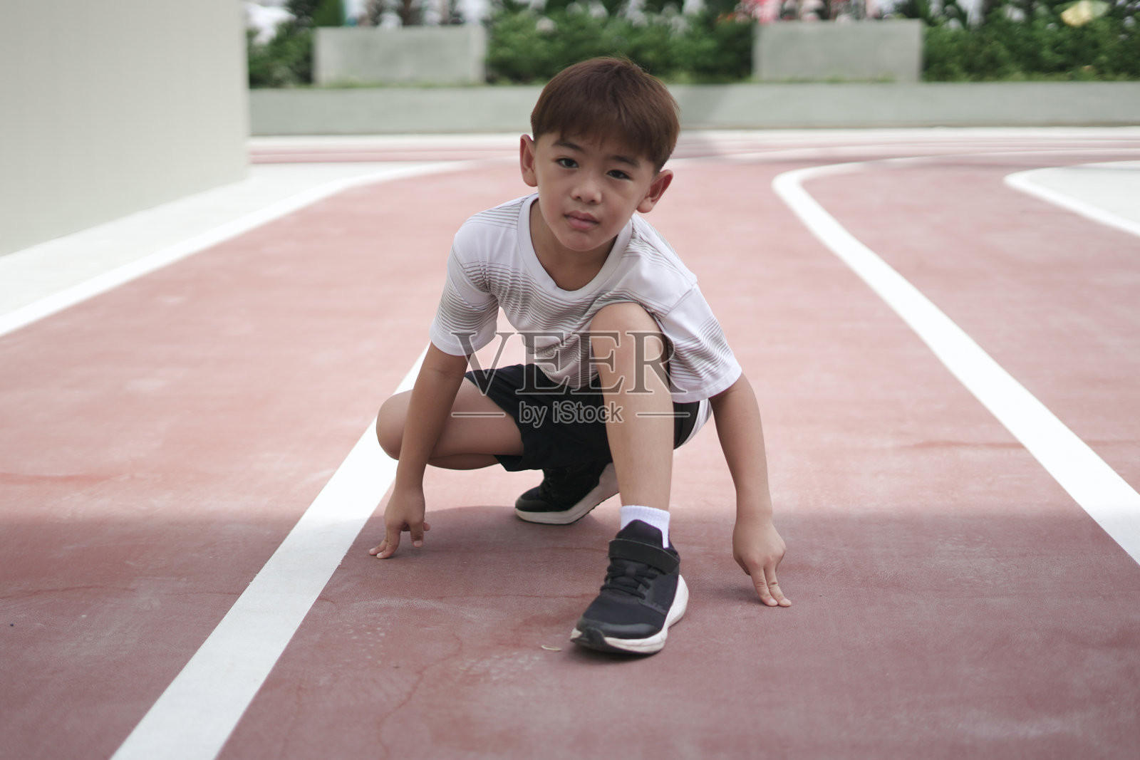 男孩在做跑步的姿势照片摄影图片