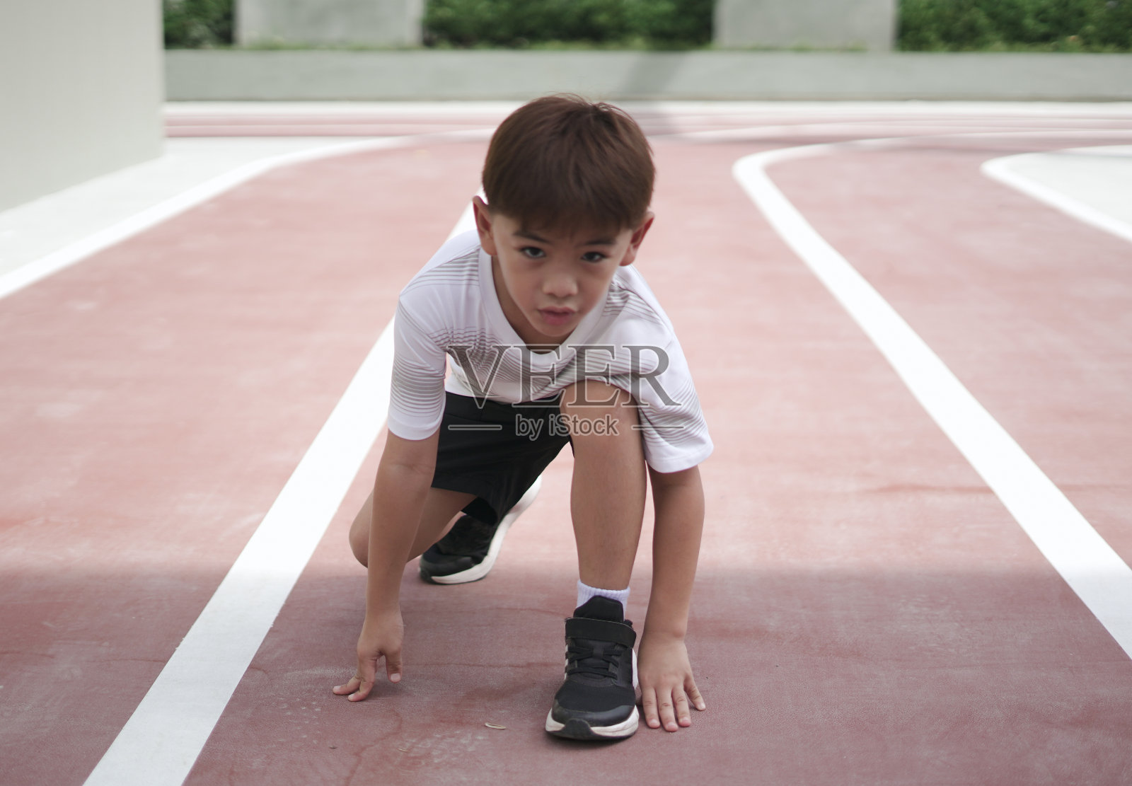 男孩在做跑步的姿势照片摄影图片