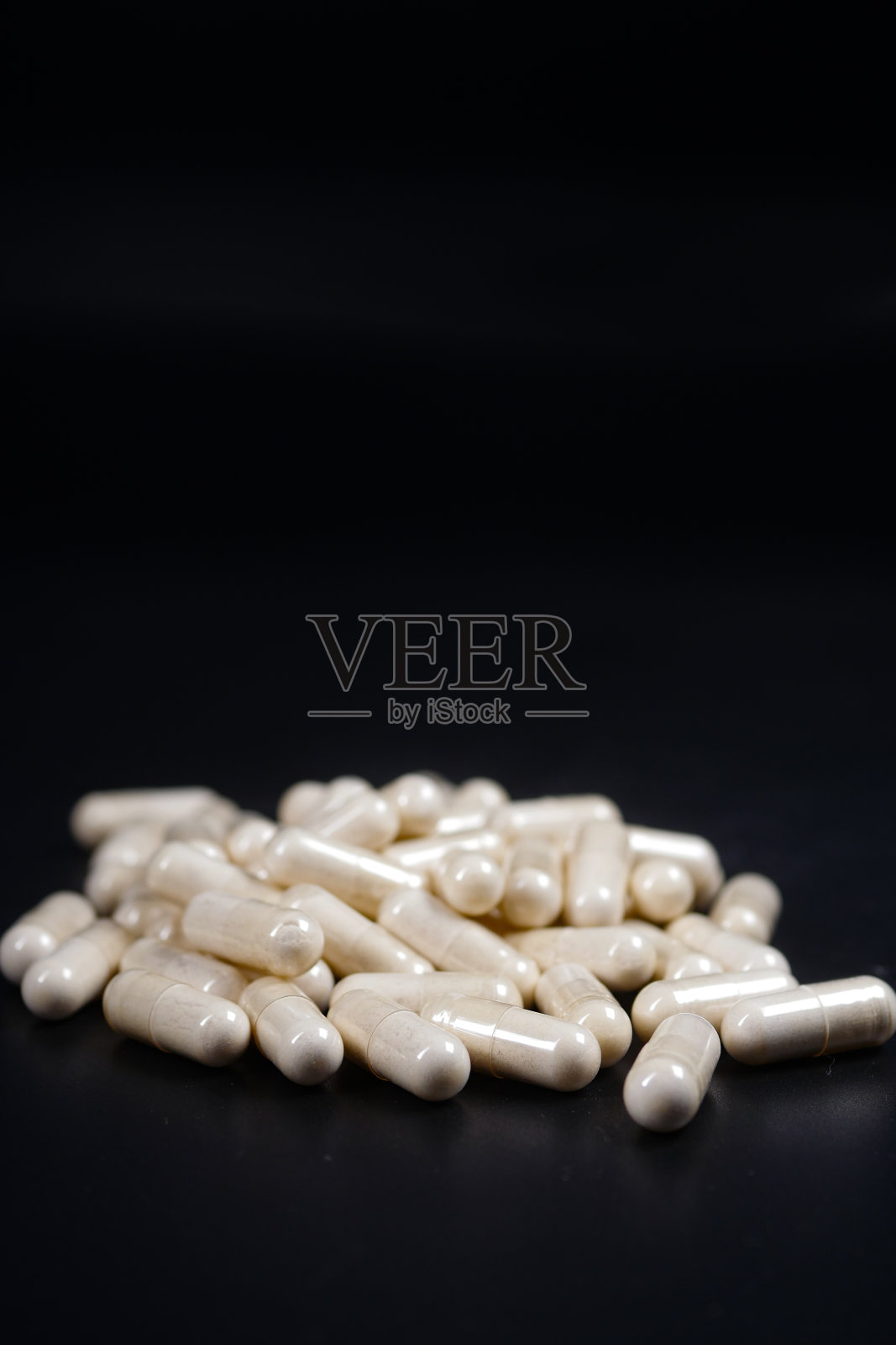 黑底草药胶囊照片摄影图片