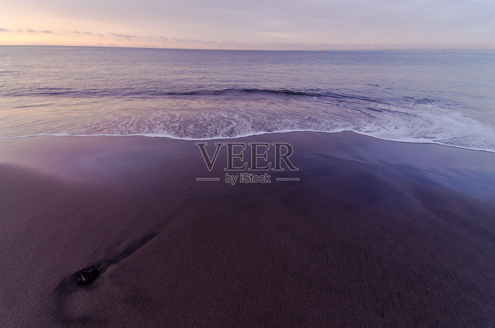 日出时的海滩和海浪照片摄影图片