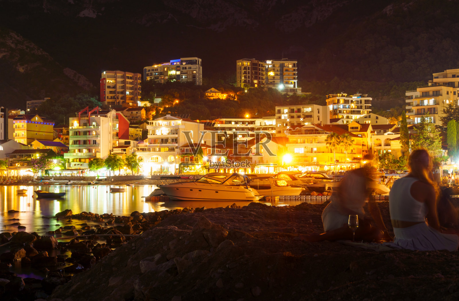 美丽的夜景海滨度假小镇和海滩，山脉，全景贝西在黑山，亚得里亚海，旅游和夏季旅游照片摄影图片