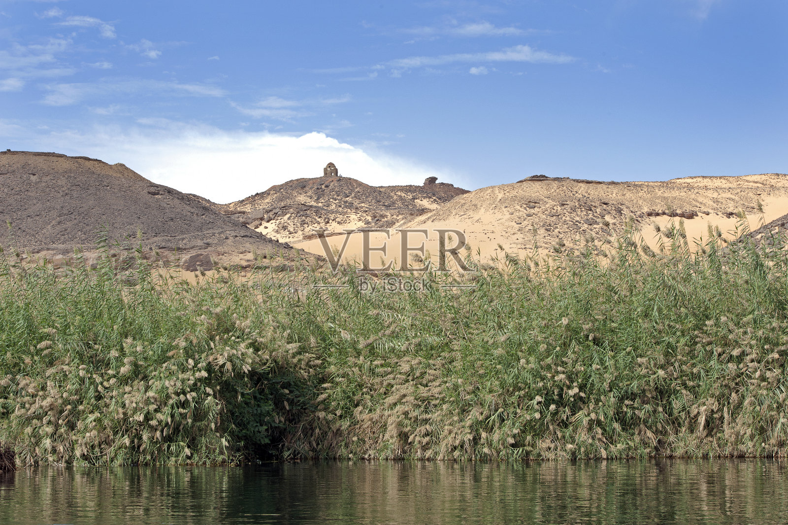 埃及阿斯旺尼罗河上游浅水岩石区沙漠风光照片摄影图片