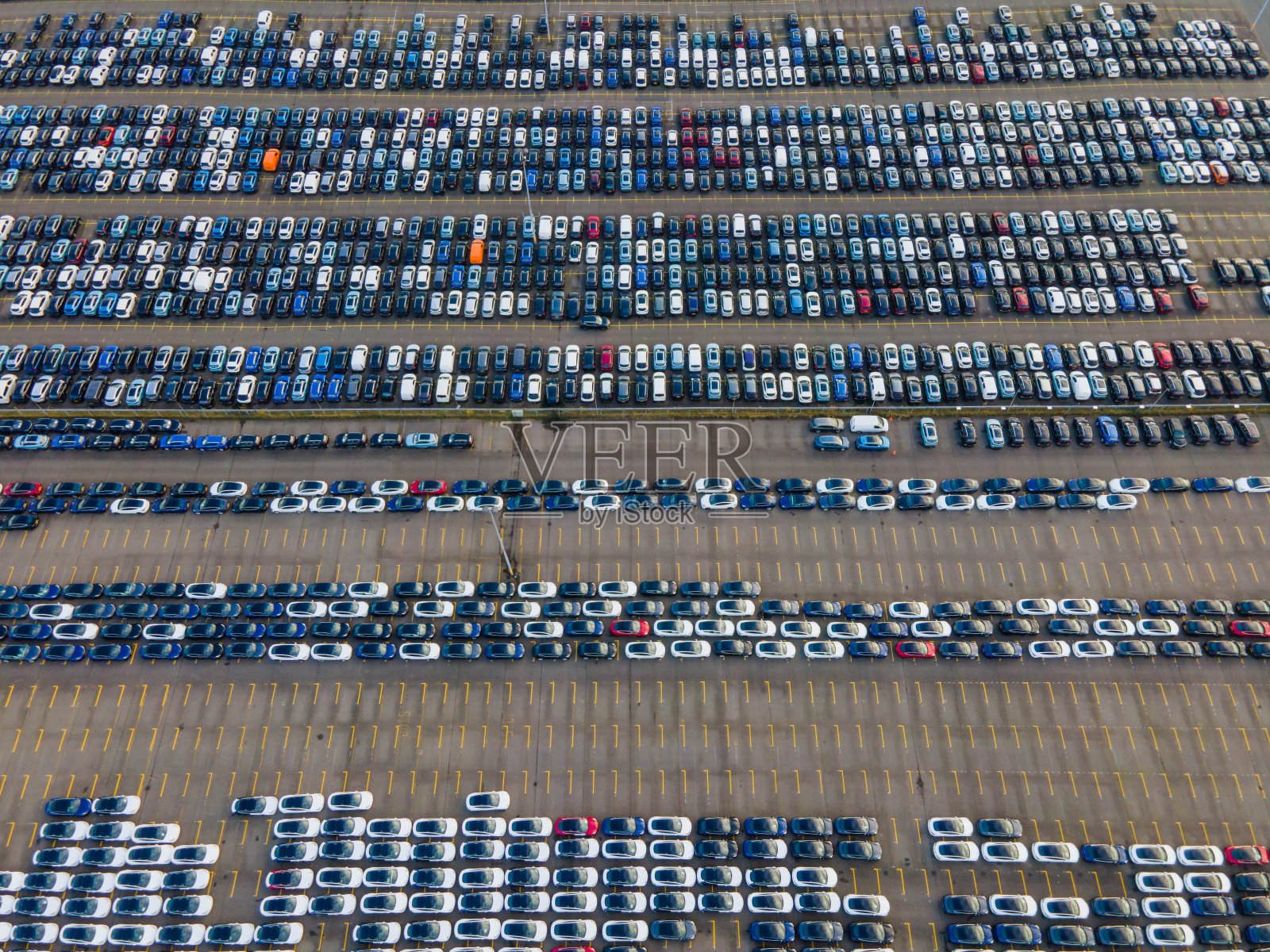 俯视图是许多停放的等待运输的汽车，航拍无人机视图排列有序照片摄影图片