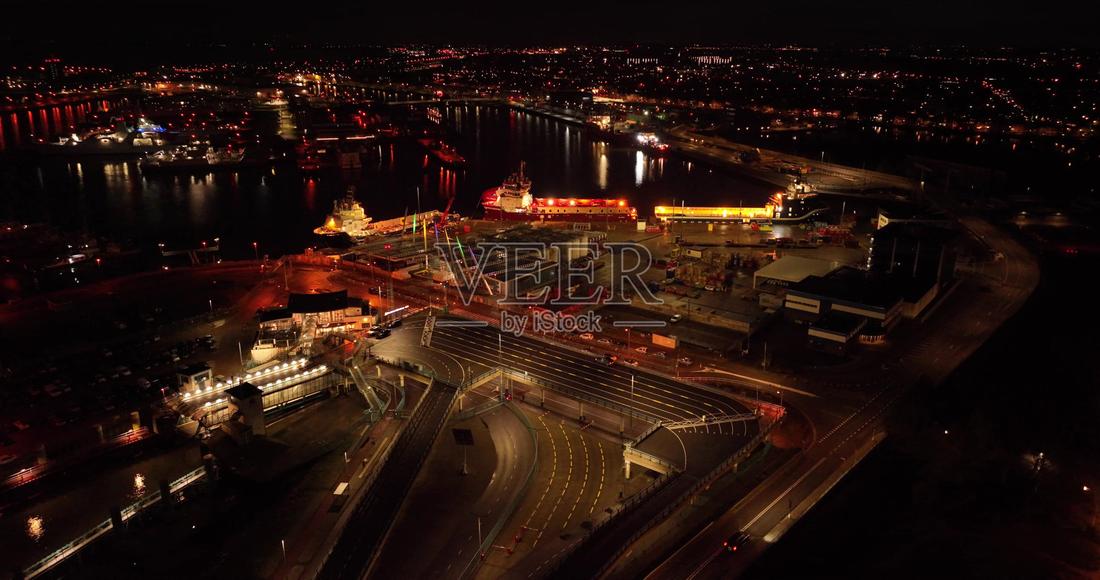 渡轮码头港口从登海尔德到特塞尔在夜间基础设施空中无人机视图。照片摄影图片