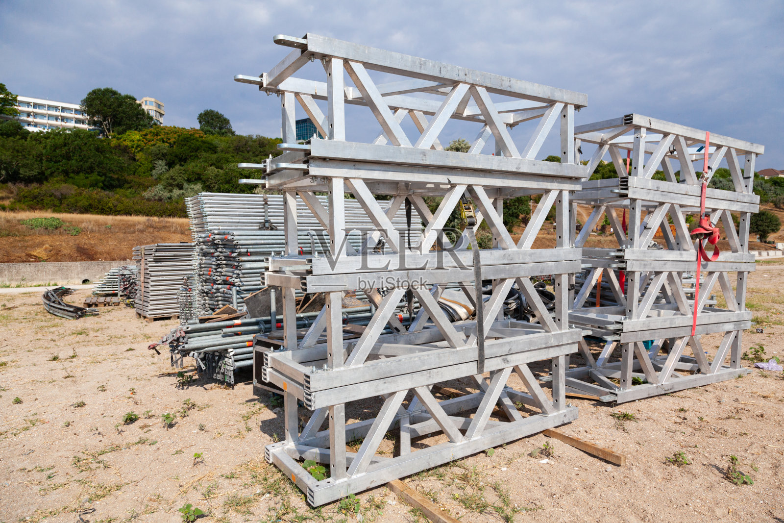 拆卸铝制脚手架，在现场堆放并固定。照片摄影图片