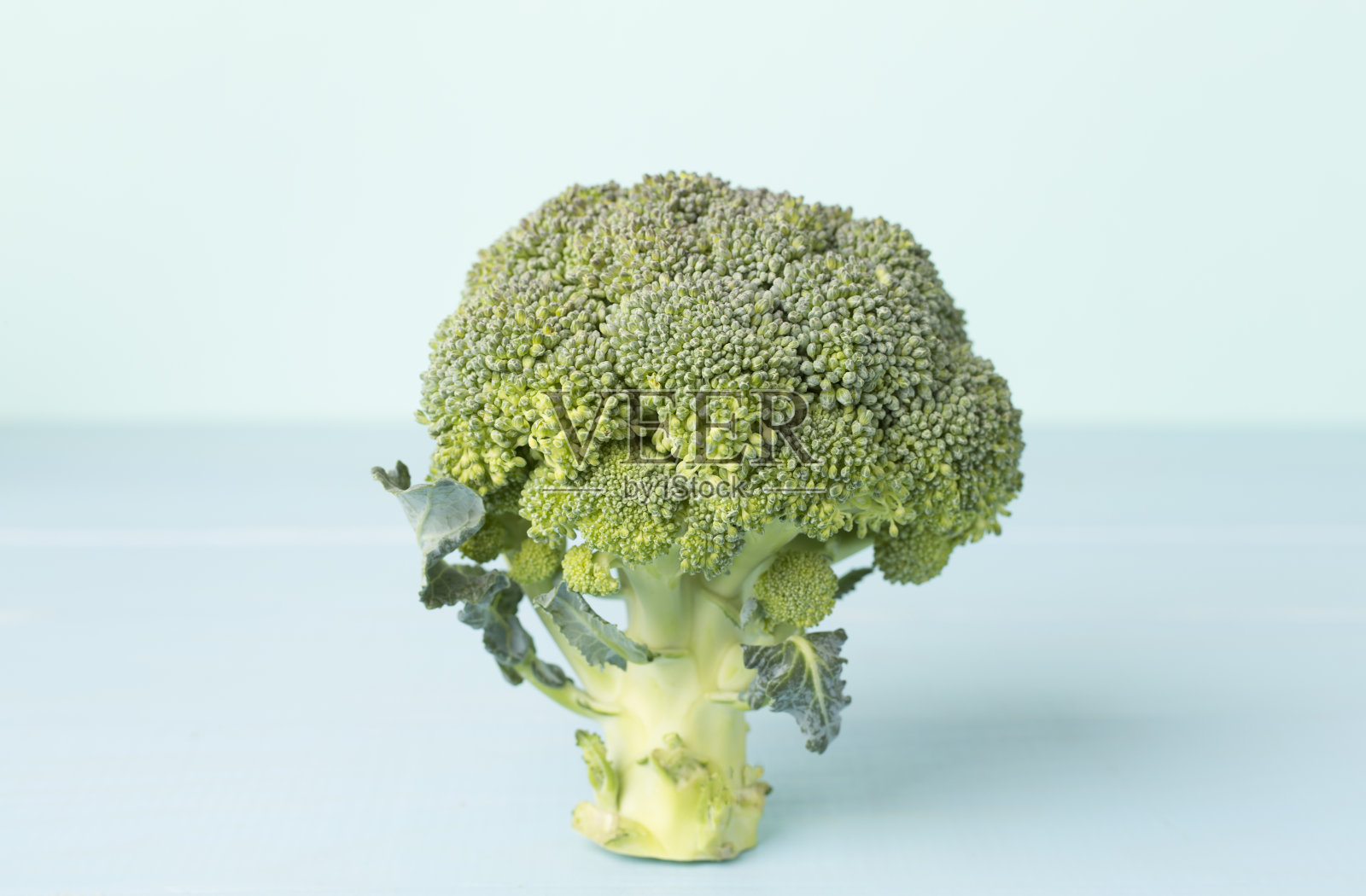 木桌上新鲜可口的西兰花照片摄影图片