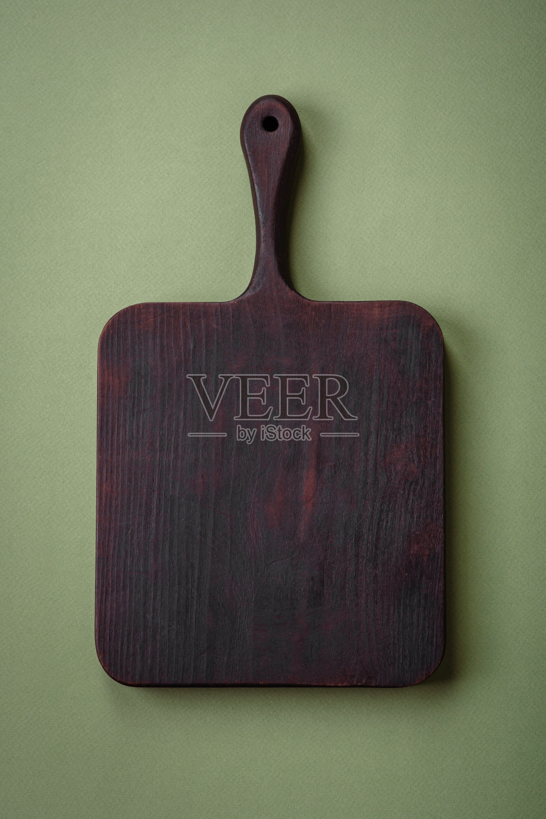 空的木制矩形砧板在一个普通的背景上，平铺与复制空间照片摄影图片