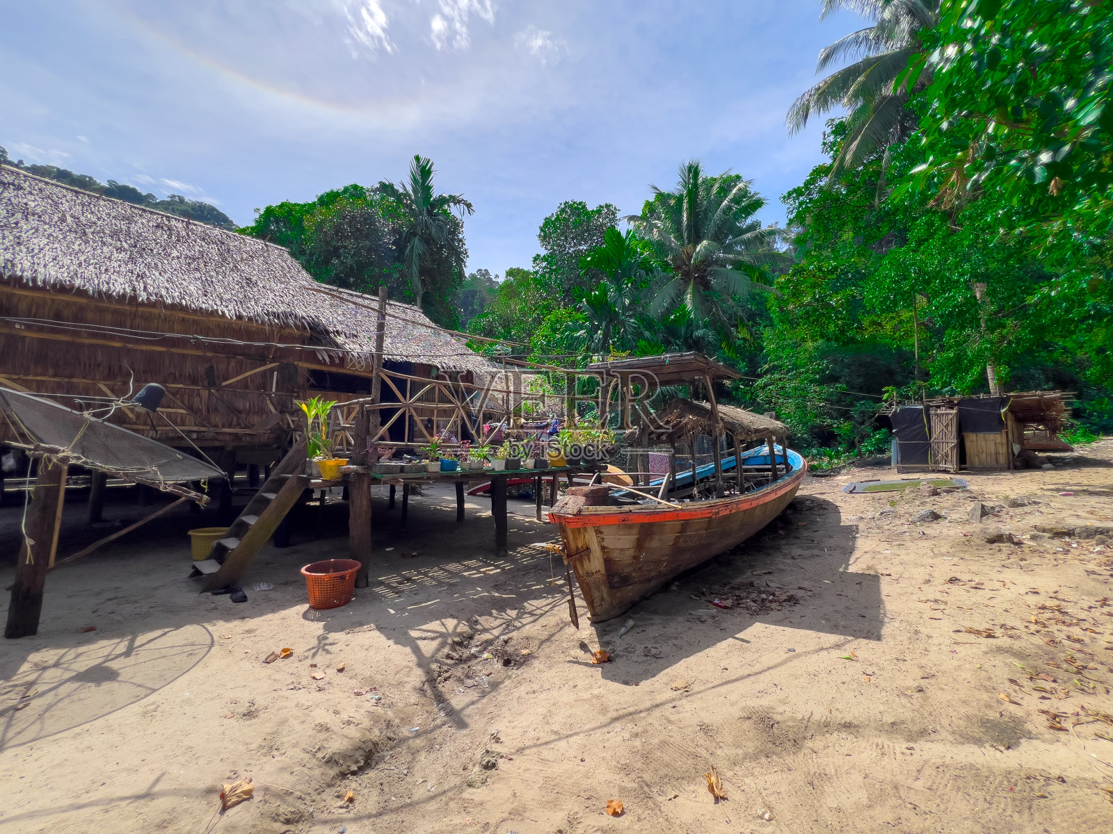 可素林岛珊瑚礁与各种颜色的珊瑚鱼。泰国的安达曼海拥有美丽葱郁的青山和蓝绿色的海水，白色的沙滩照片摄影图片