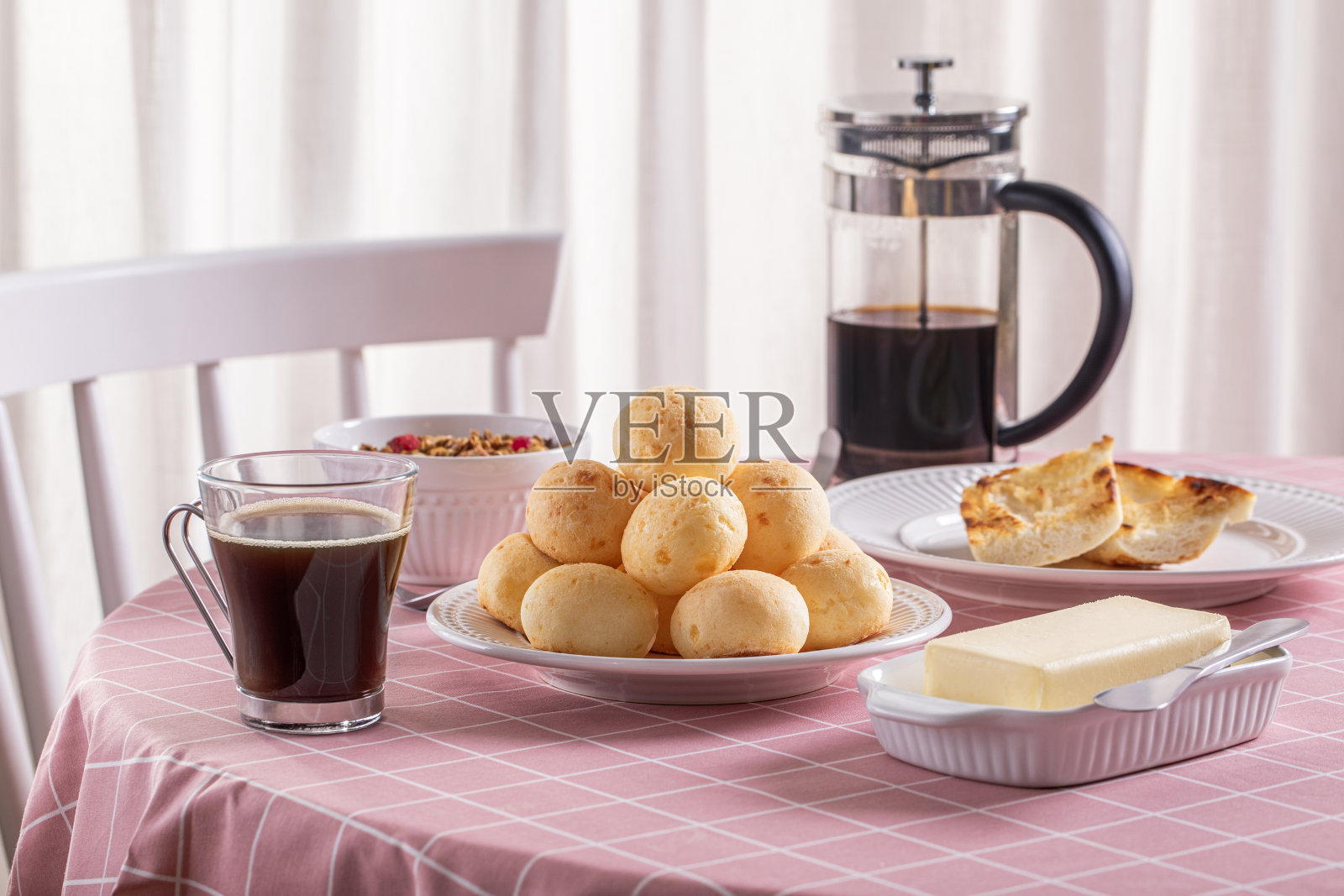 早餐桌上有巴西奶酪面包。照片摄影图片