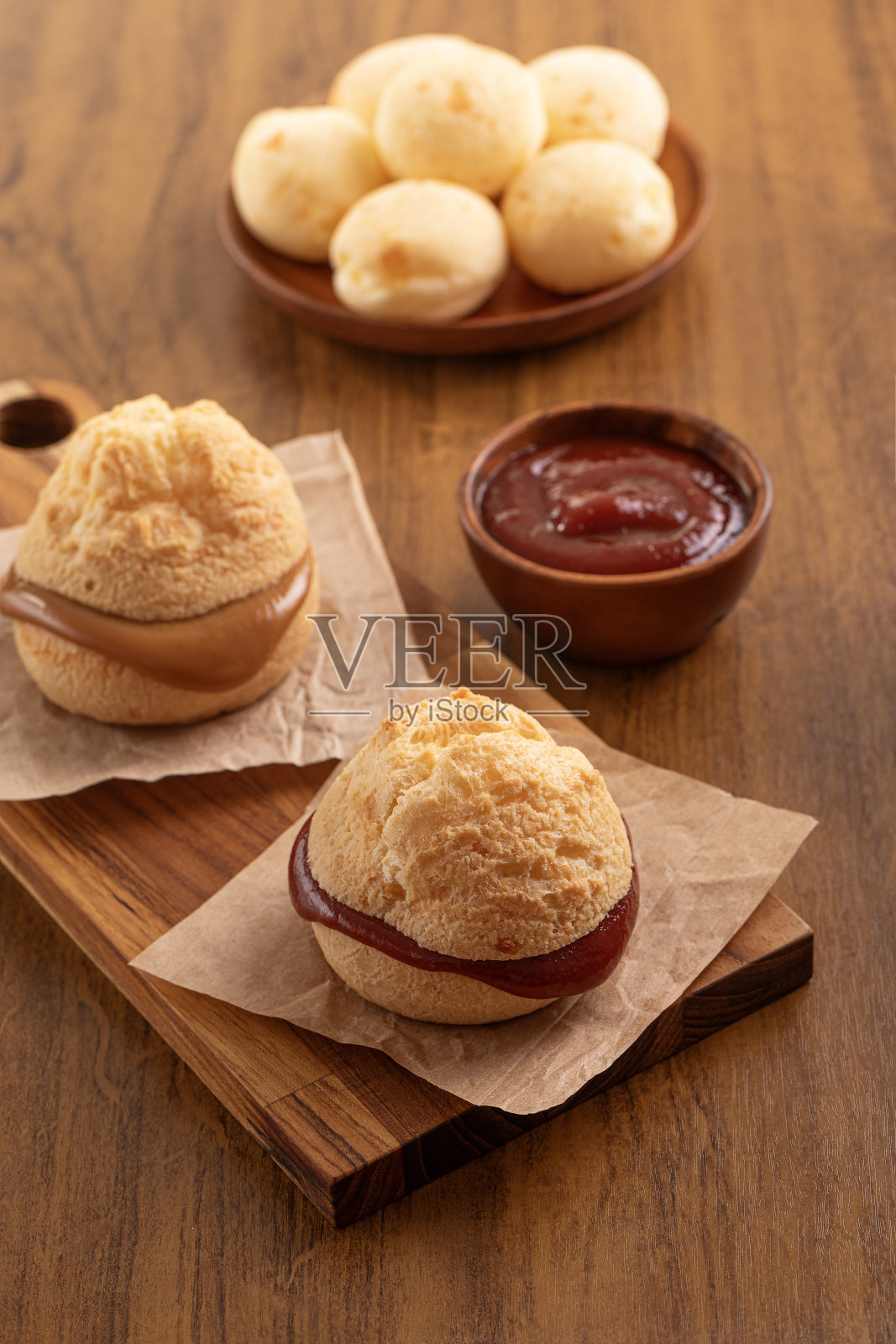 早餐桌上有芝士面包加番石榴奶油。照片摄影图片