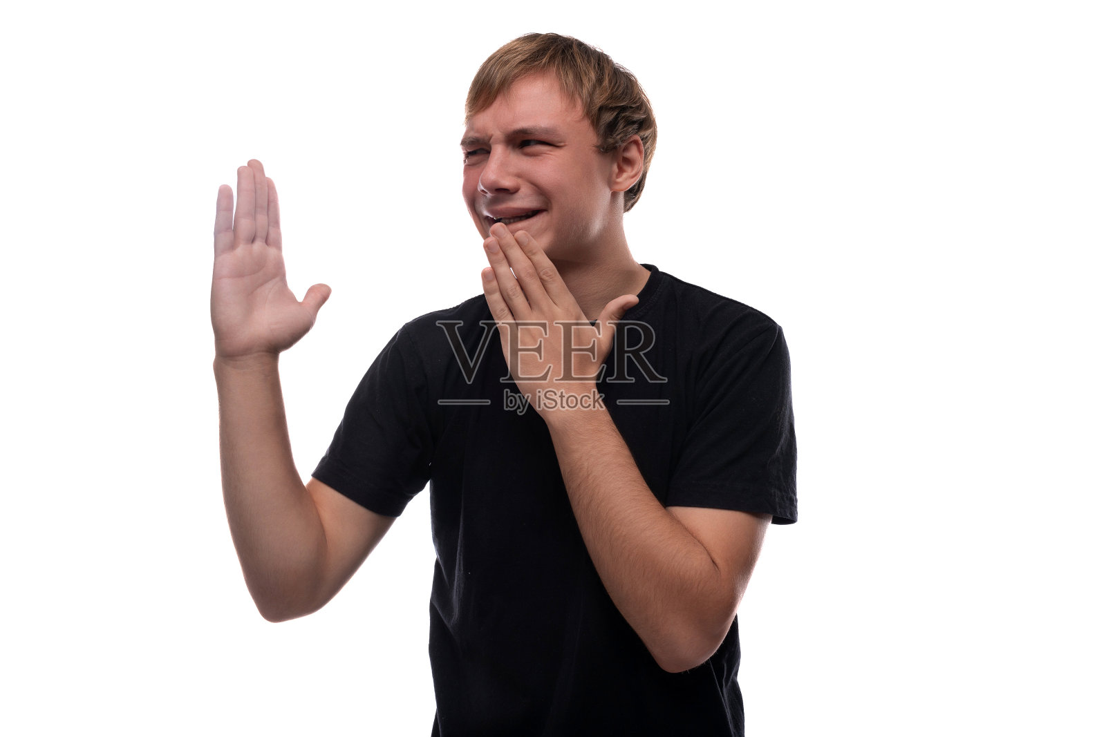 一个穿着黑色t恤，一头金发的可爱少年正在思考一个主意照片摄影图片