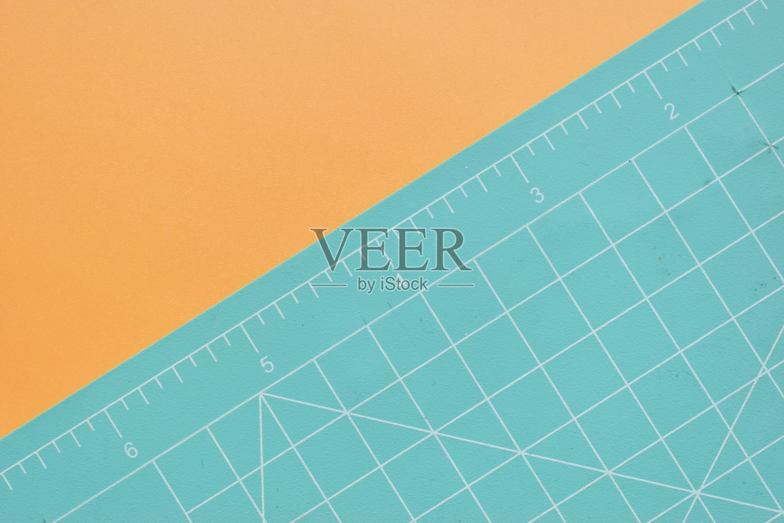 绿色切割垫在橙色背景，对象工具的设计照片摄影图片