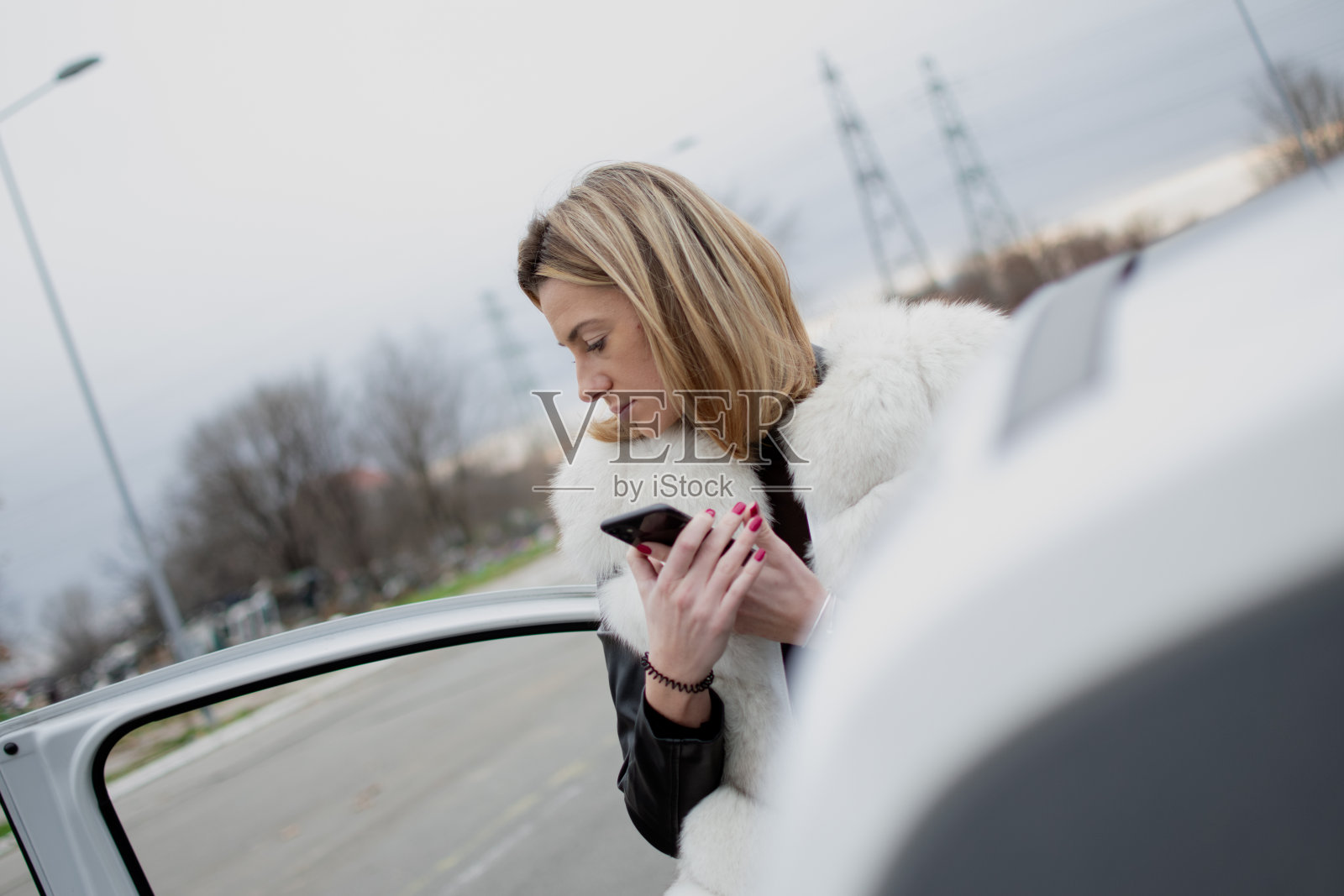 一个摩登女孩正准备去度假照片摄影图片