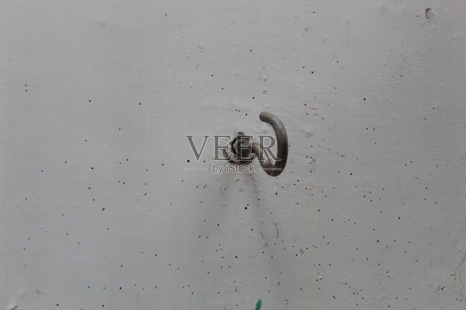 白墙上钩钉的特写照片摄影图片