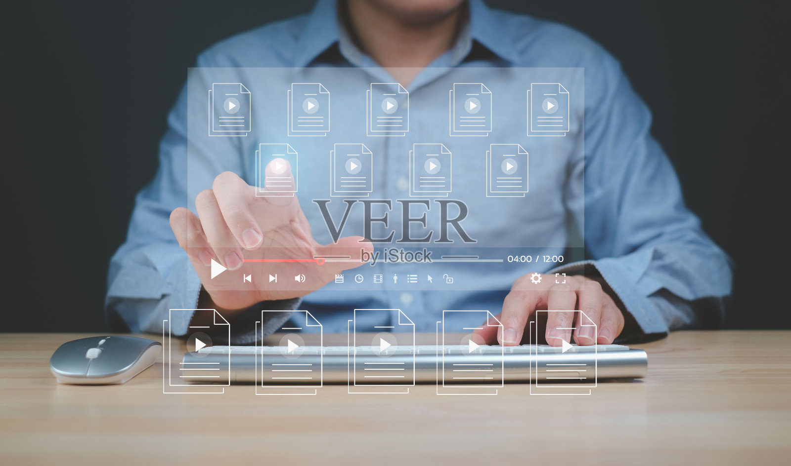 Man creator使用手触屏、鼠标和键盘在虚拟屏幕上上网。在网上看视频，现场演唱会照片摄影图片