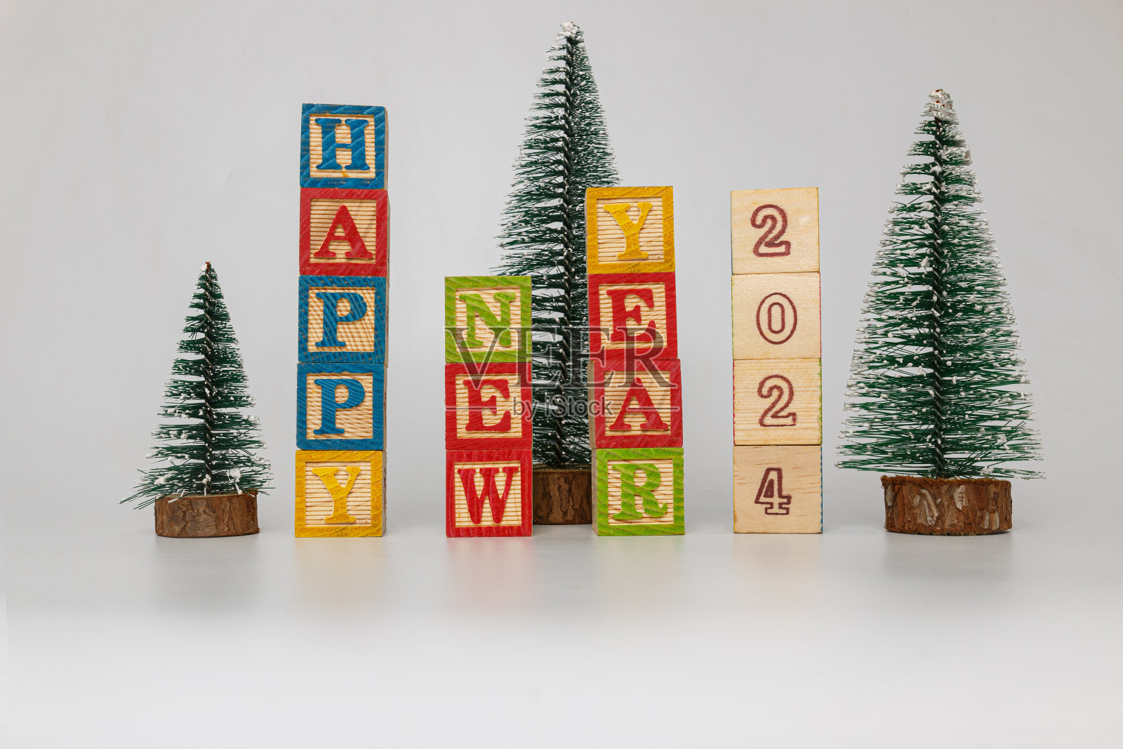 白底松木圣诞装饰。照片摄影图片