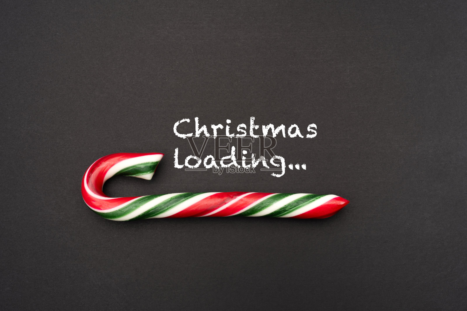 黑色背景的条纹新年拐杖糖照片摄影图片