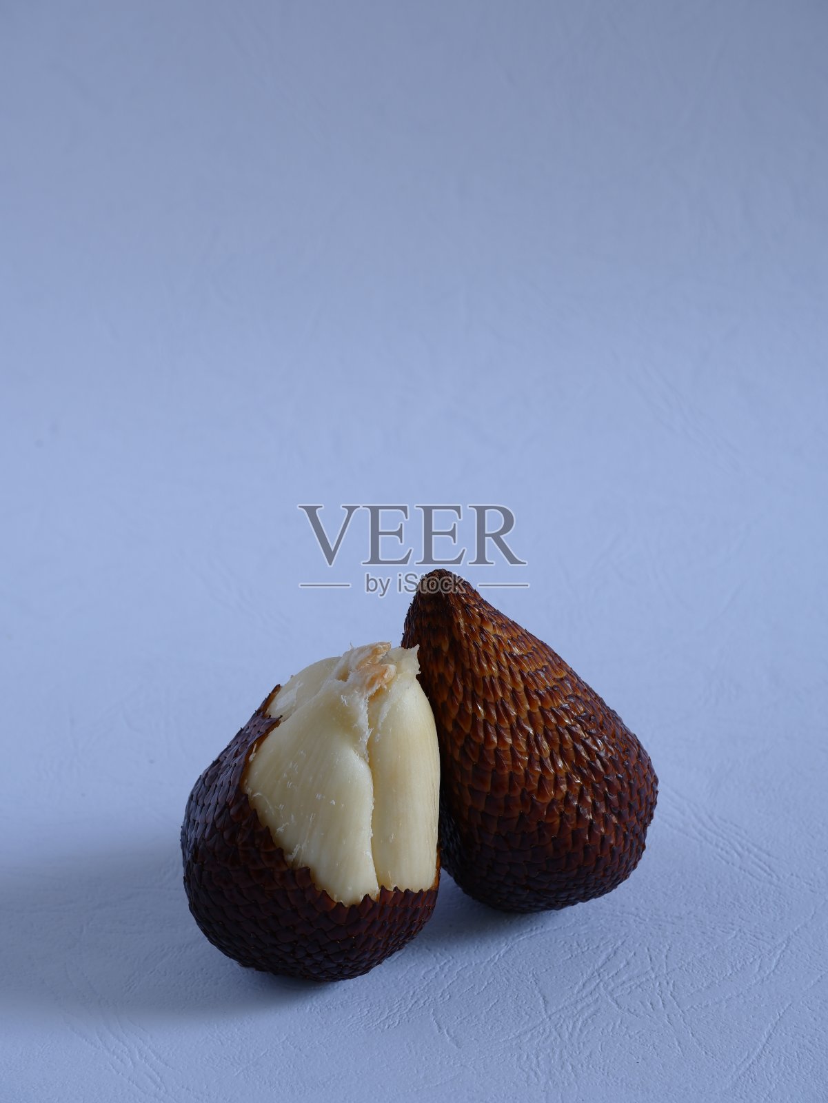 灰色背景上的新鲜蛇皮果照片摄影图片