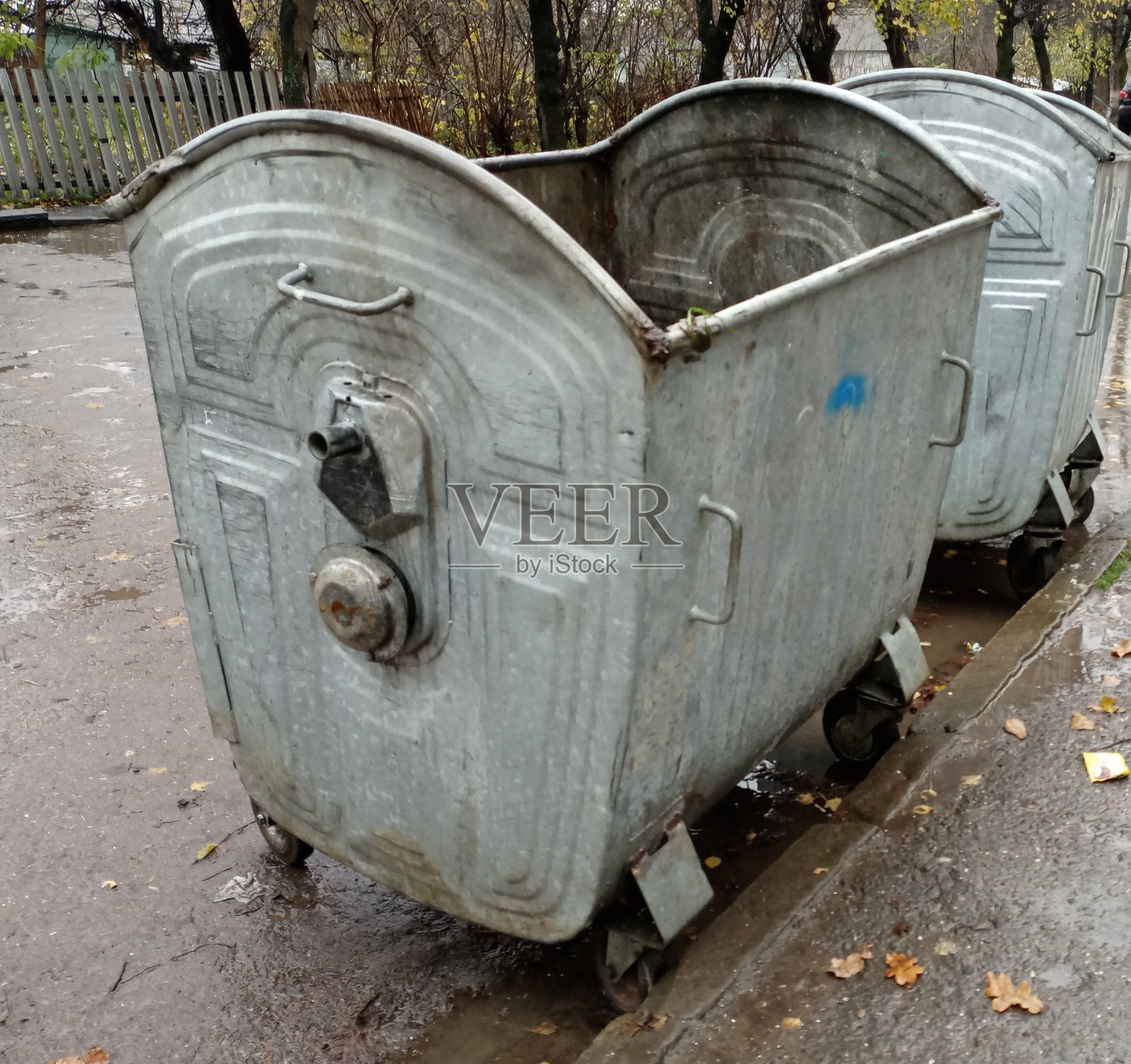 城市街道上的两个大金属垃圾桶。专门收集垃圾的地方。照片摄影图片