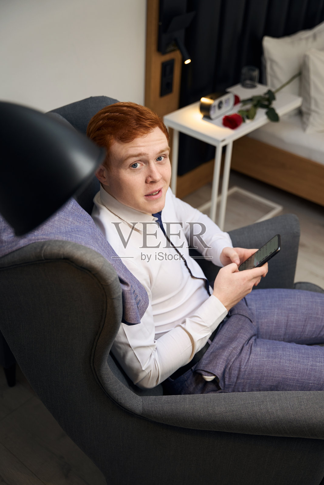 在现代公寓里，勤奋的男人看着相机照片摄影图片