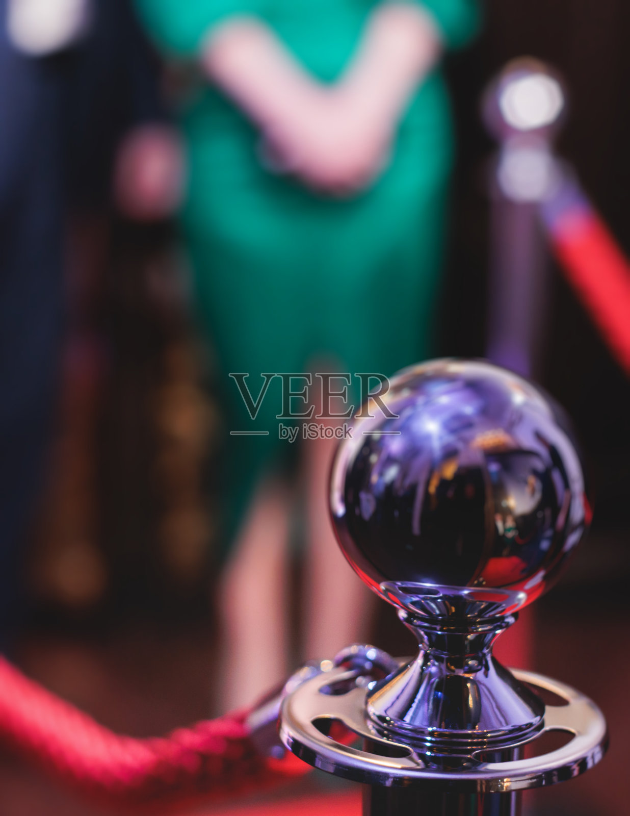 豪华派对入口用绳索和金色屏障围成的红地毯，电影院首映电影节活动颁奖盛典，有钱的贵客到来，户外装饰元素，夏日照片摄影图片