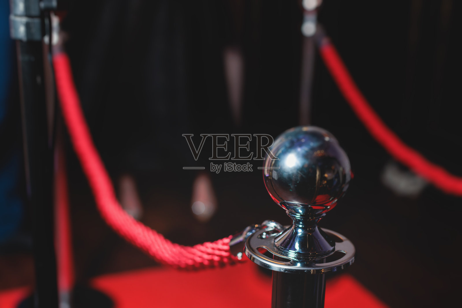 豪华派对入口用绳索和金色屏障围成的红地毯，电影院首映电影节活动颁奖盛典，有钱的贵客到来，户外装饰元素，夏日照片摄影图片