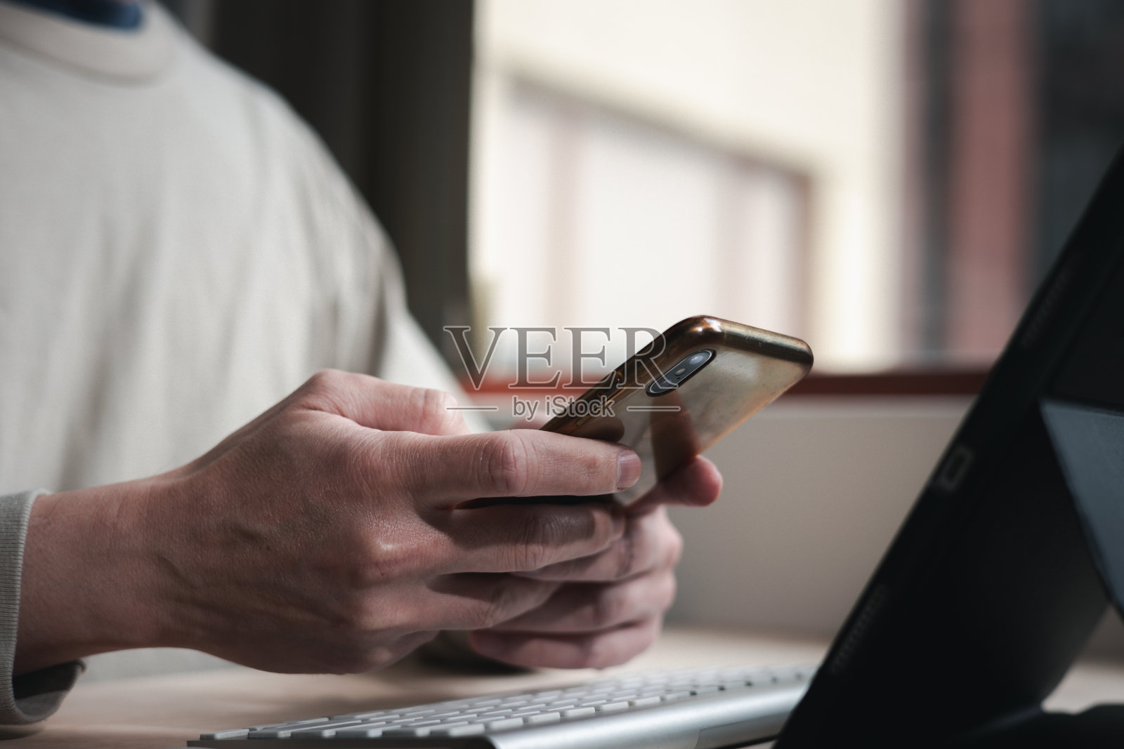 社交媒体和数字在线概念，人们使用智能手机。度假生活和玩社交媒体的概念。保持社交距离，在家工作照片摄影图片