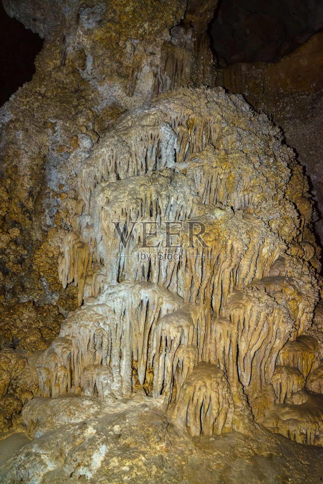 新墨西哥州卡尔斯巴德洞穴国家公园地下大厅里的方解石入口、钟乳石和石笋。美国照片摄影图片