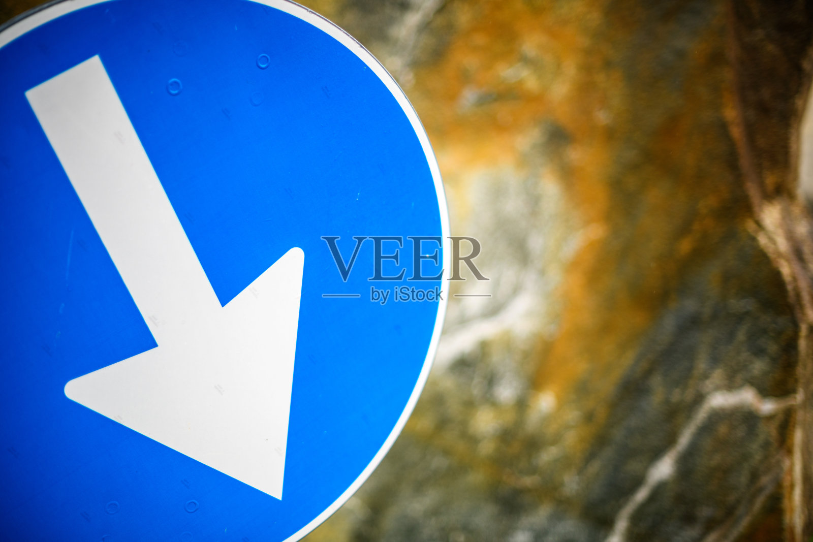 意大利小镇的城市细节:路标照片摄影图片