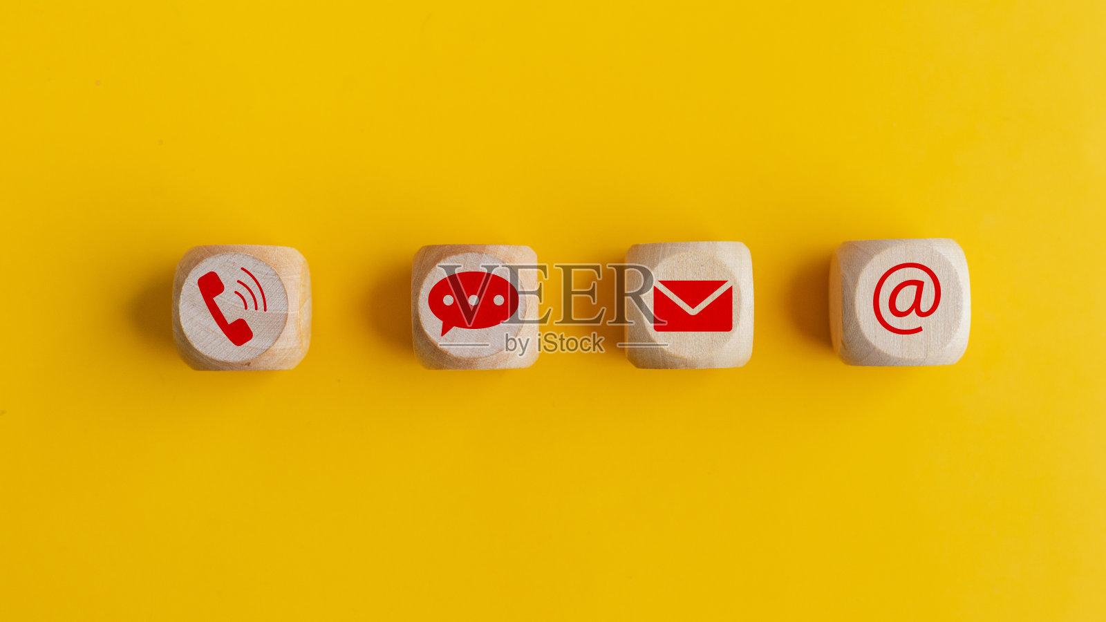 联系图标包括消息地址，电子邮件和电话，木块立方体和蓝色背景的客户热线服务支持概念。照片摄影图片