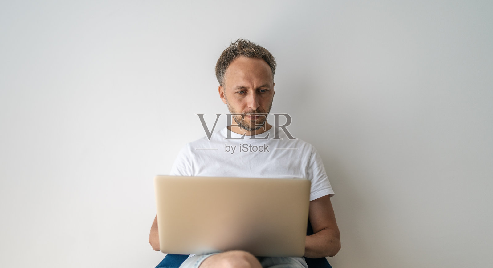 中年男子在家里用笔记本电脑上网购物，在网上商店购物照片摄影图片