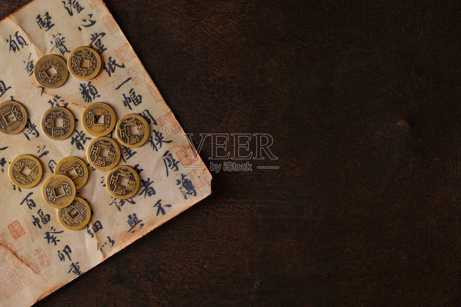 古代中国手稿上的中国幸运硬币，象征着好运和成功照片摄影图片