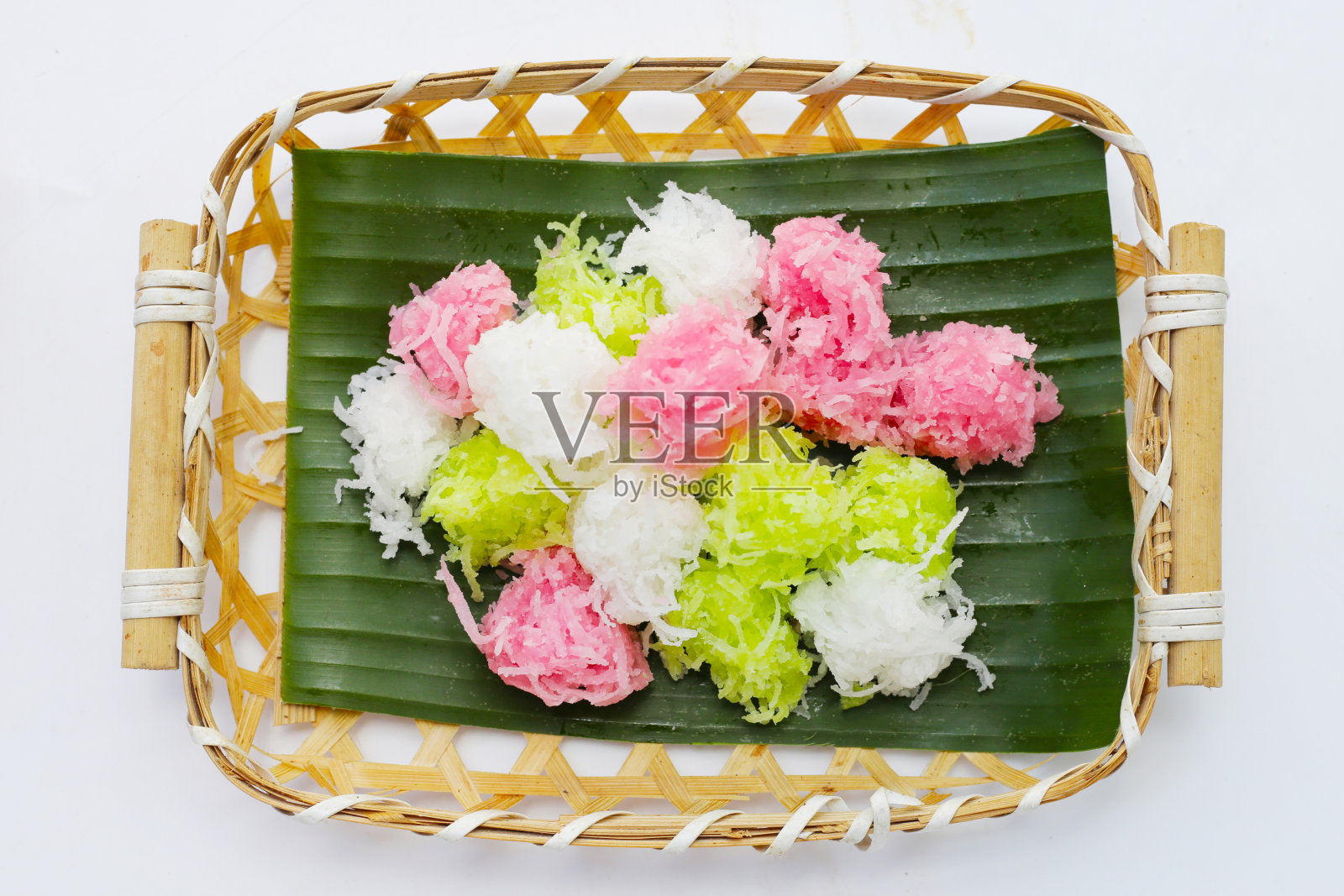 香甜的椰子球，酥脆的椰子糖(麻婆果)。泰国传统甜点照片摄影图片