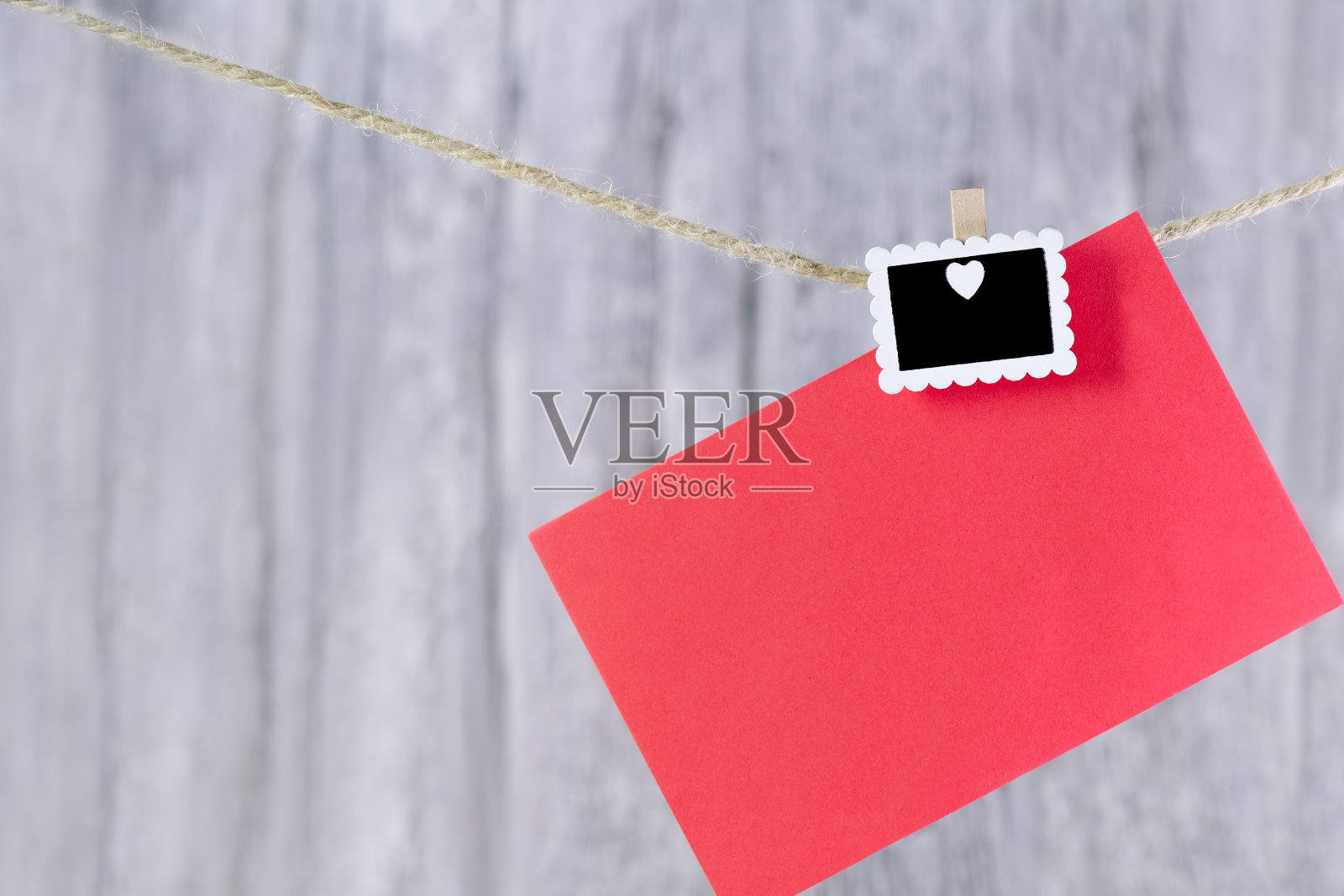 绳子上挂着白色爱心的红包。照片摄影图片